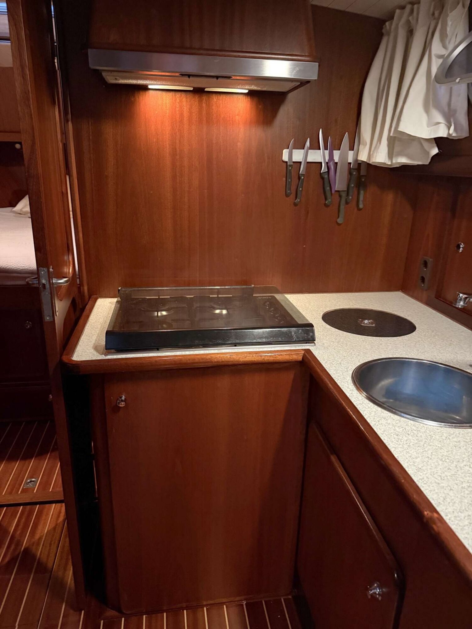 foto: 11 Crown yachts Crown Cruiser 12.85 OK Spiegeldeur