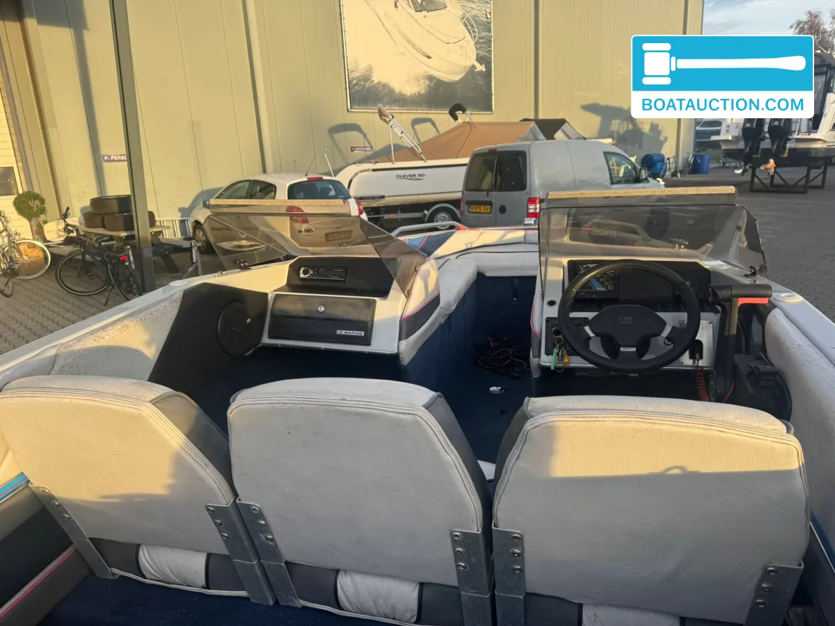 foto: 7 Bayliner Capri 1500