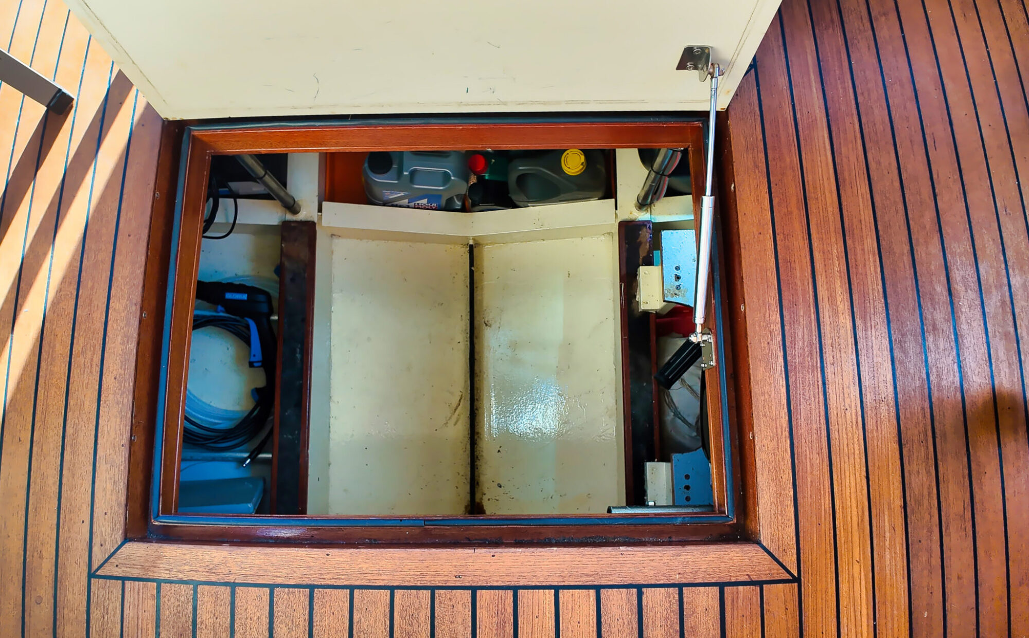 foto: 11 Bruce Roberts Bruce Roberts Euro 12.00 Flybridge