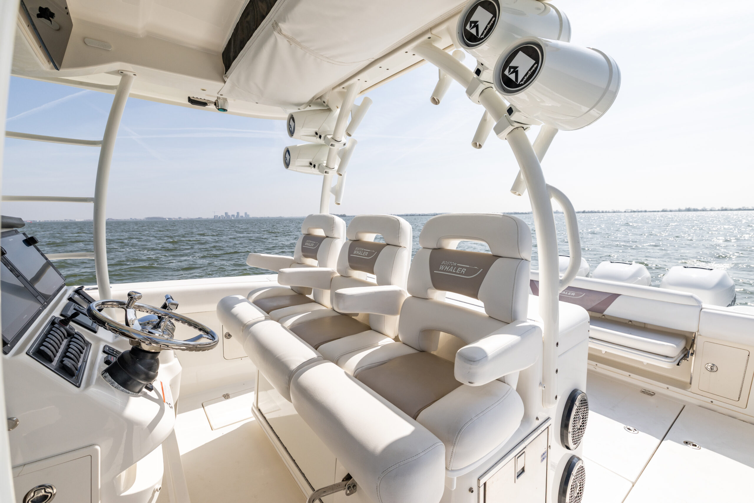 foto: 38 Boston Whaler 370 Outrage
