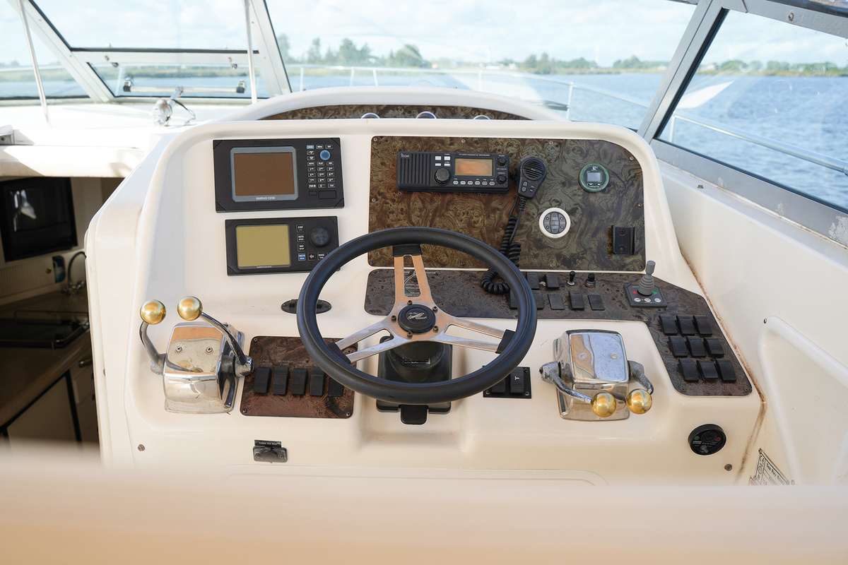 foto: 14 Sea Ray 330 Express Cruiser