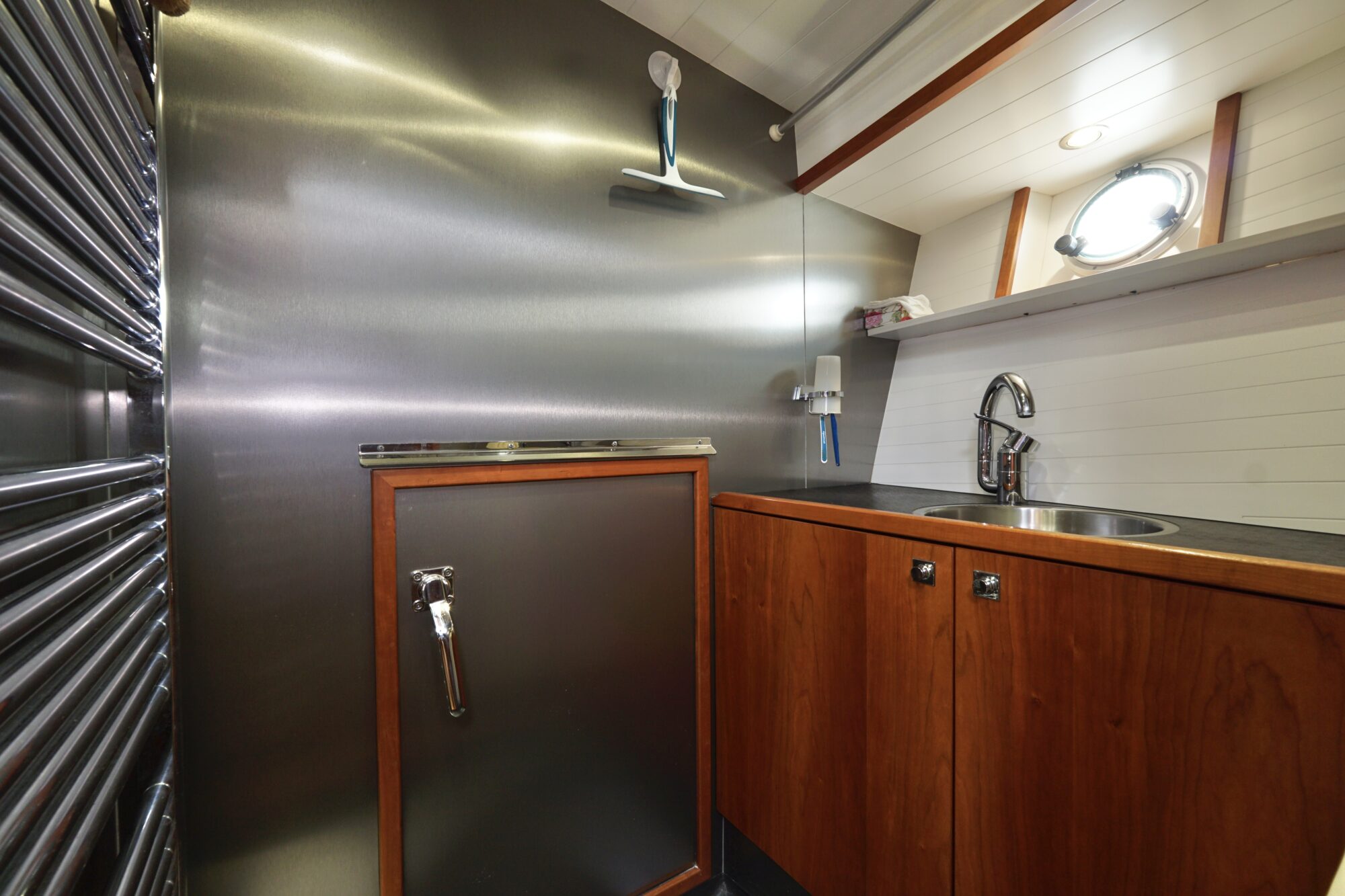 foto: 33 Serious Yachts Serious Yachts Gently Low Bridge 14.50 Sedan