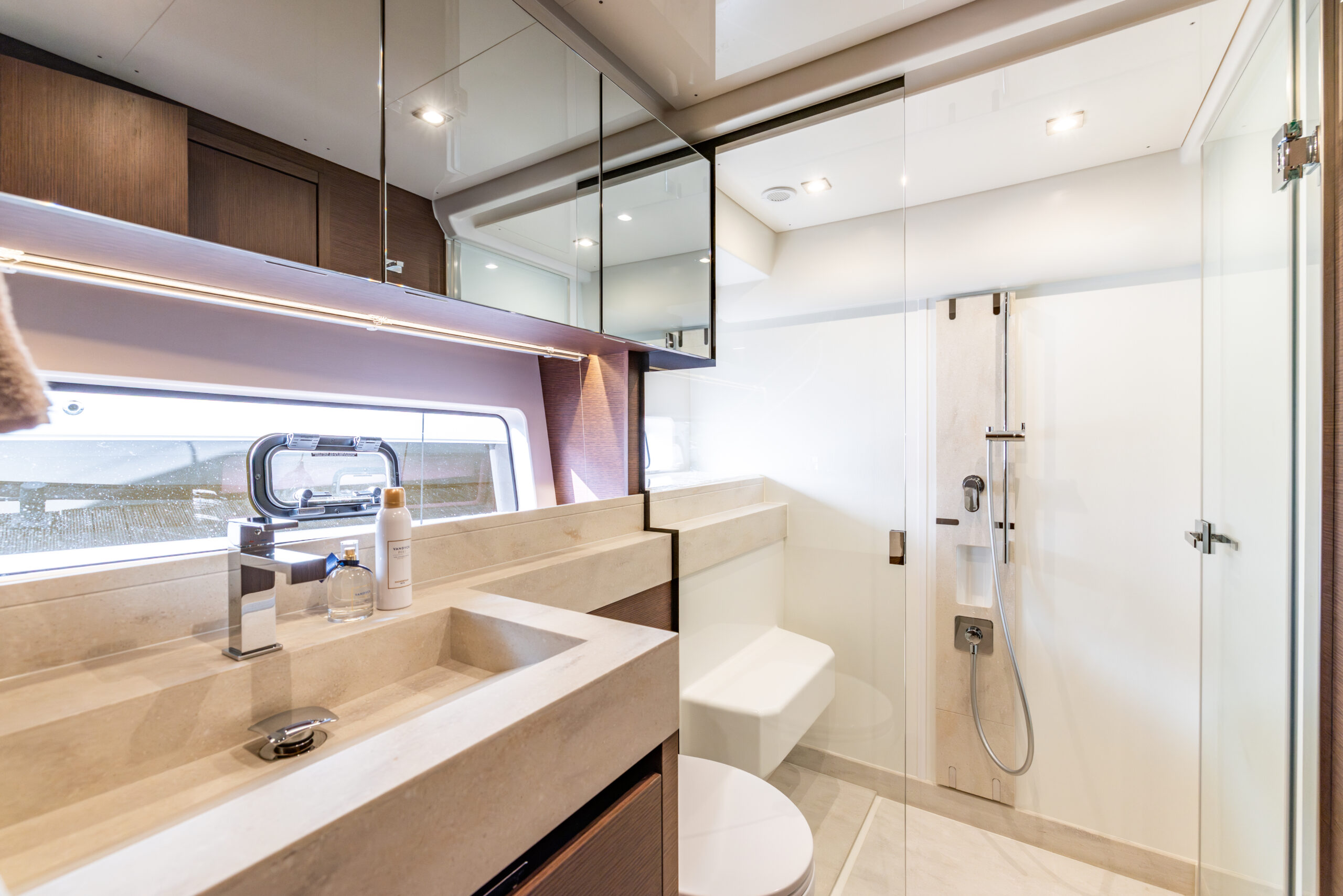 foto: 37 Prestige 590
