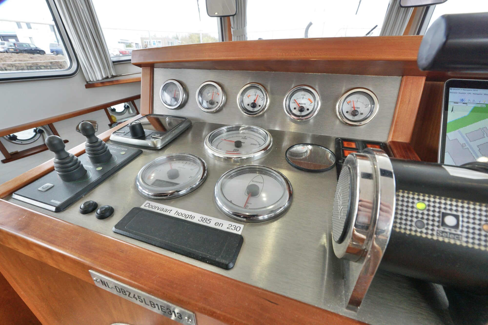 foto: 50 Serious Yachts Serious Yachts Gently Low Bridge 45 Sedan