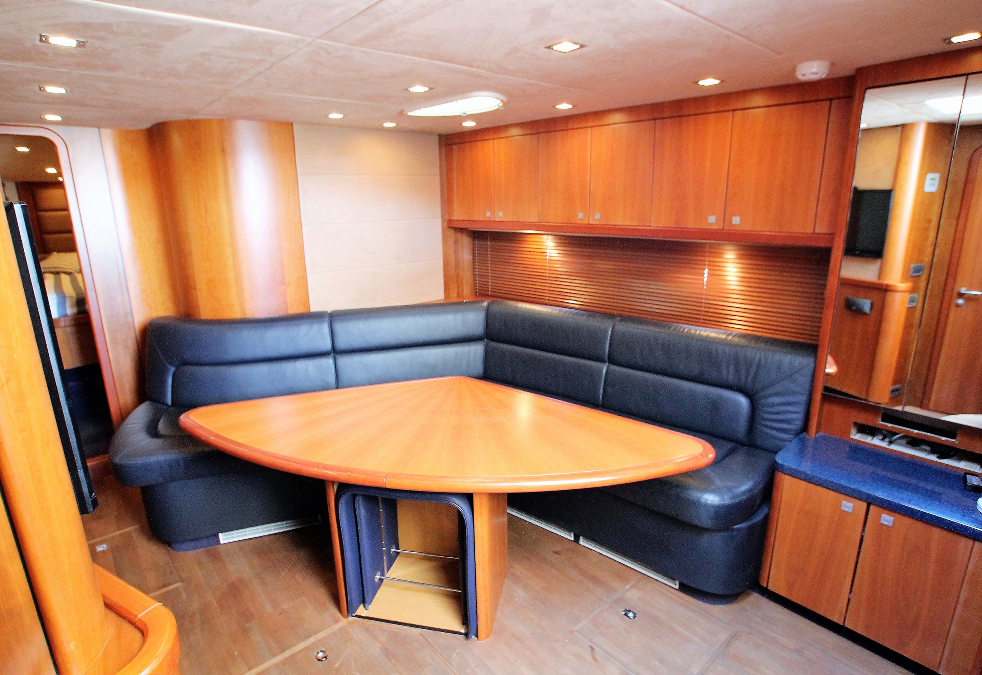 foto: 9 Sunseeker Portofino 53