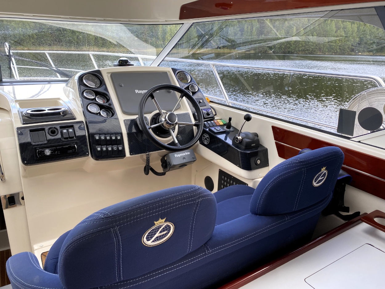 foto: 6 Aquador 33 HT