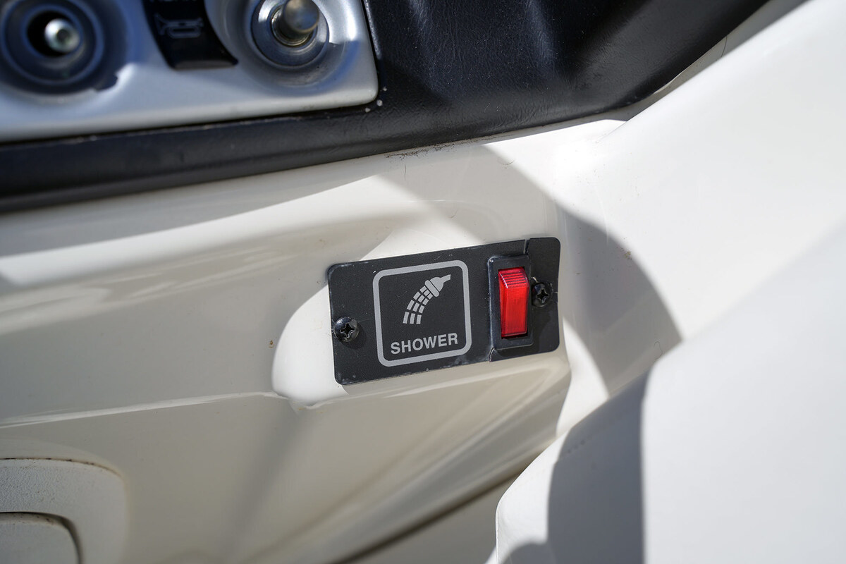 foto: 8 Bayliner 225