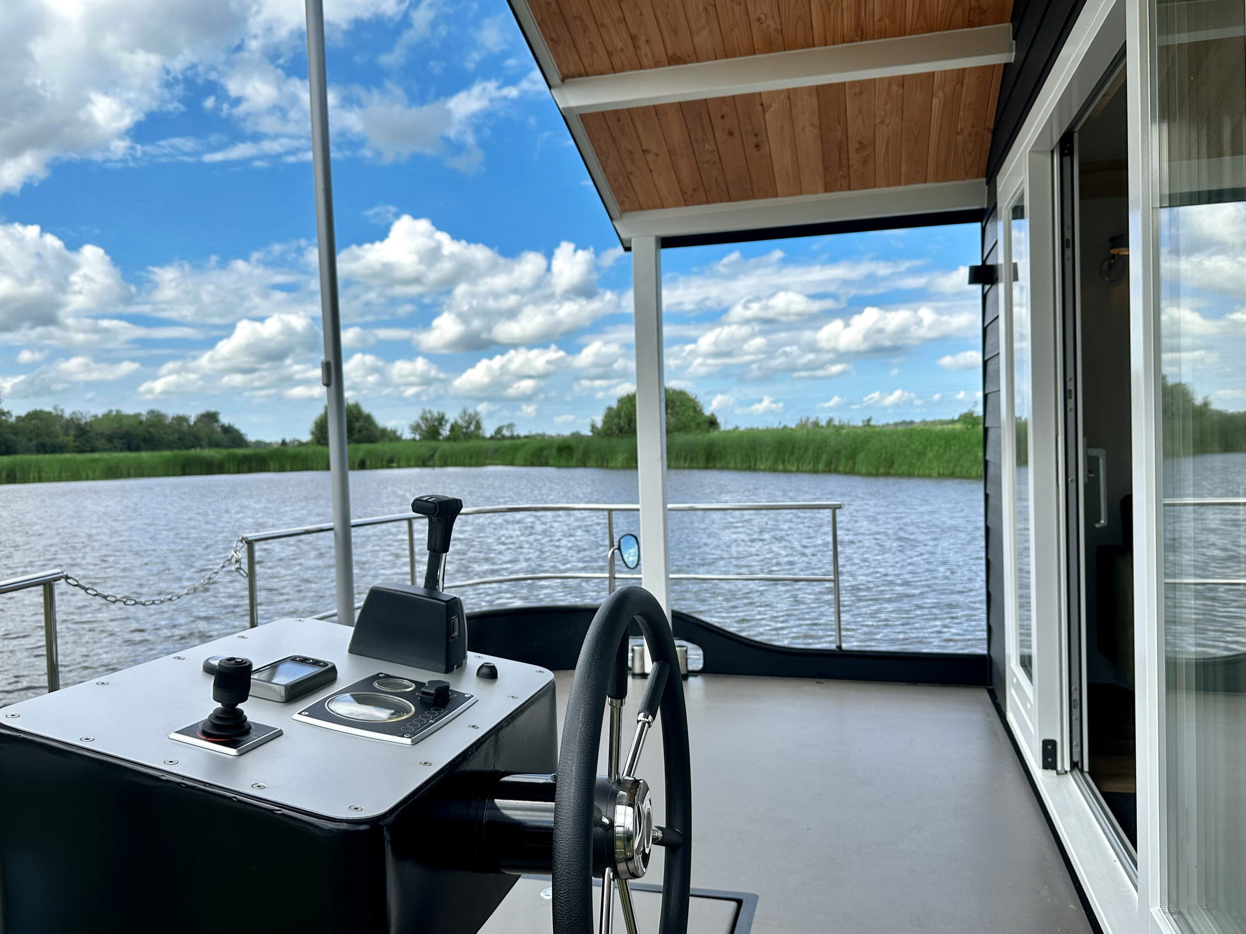 foto: 32 HOMESHIP VaarChalet 1250D Luxe Houseboat