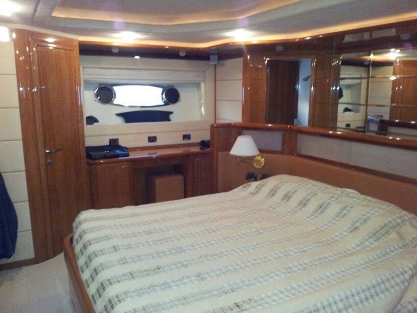 foto: 5 Ferretti  880