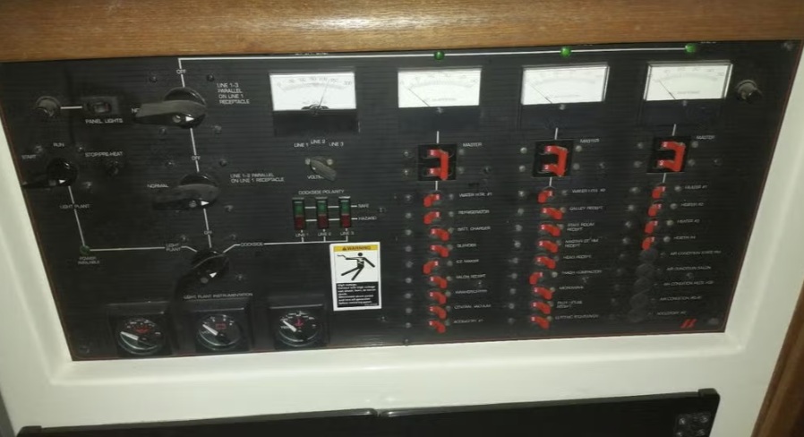 foto: 5 Bayliner 4588 Pilothouse