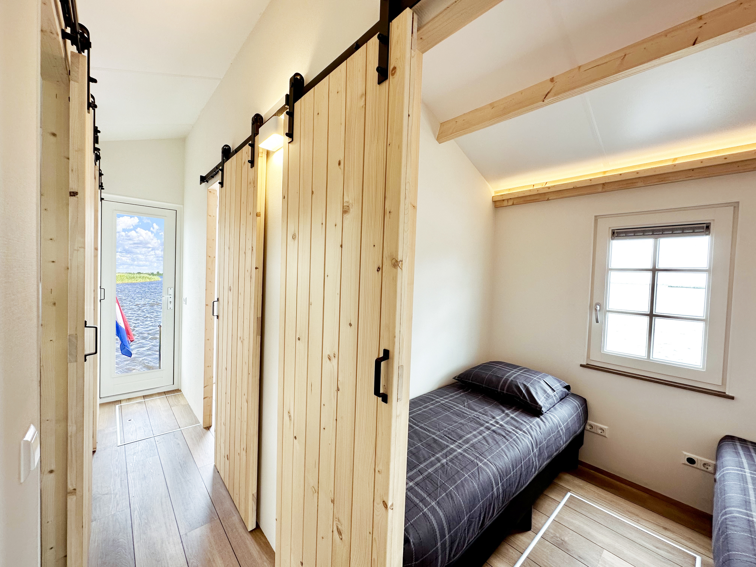 foto: 25 HOMESHIP VaarChalet In Amsterdam 1250D Luxe Houseboat