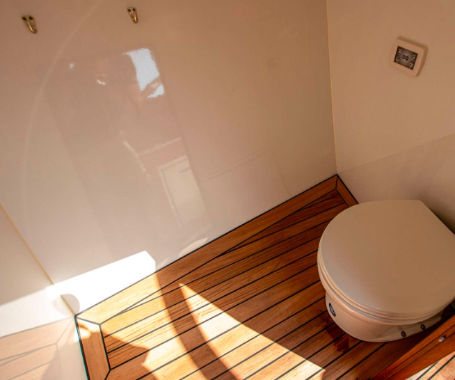 foto: 5 LONG  ISLAND 33   RUNABOUT HYBRID  