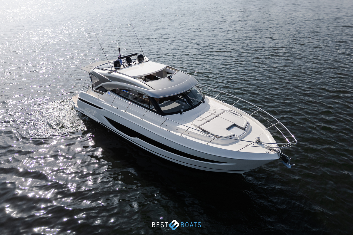 foto: 21 Riviera 4600 SPORT YACHT-PLATINUM EDITION