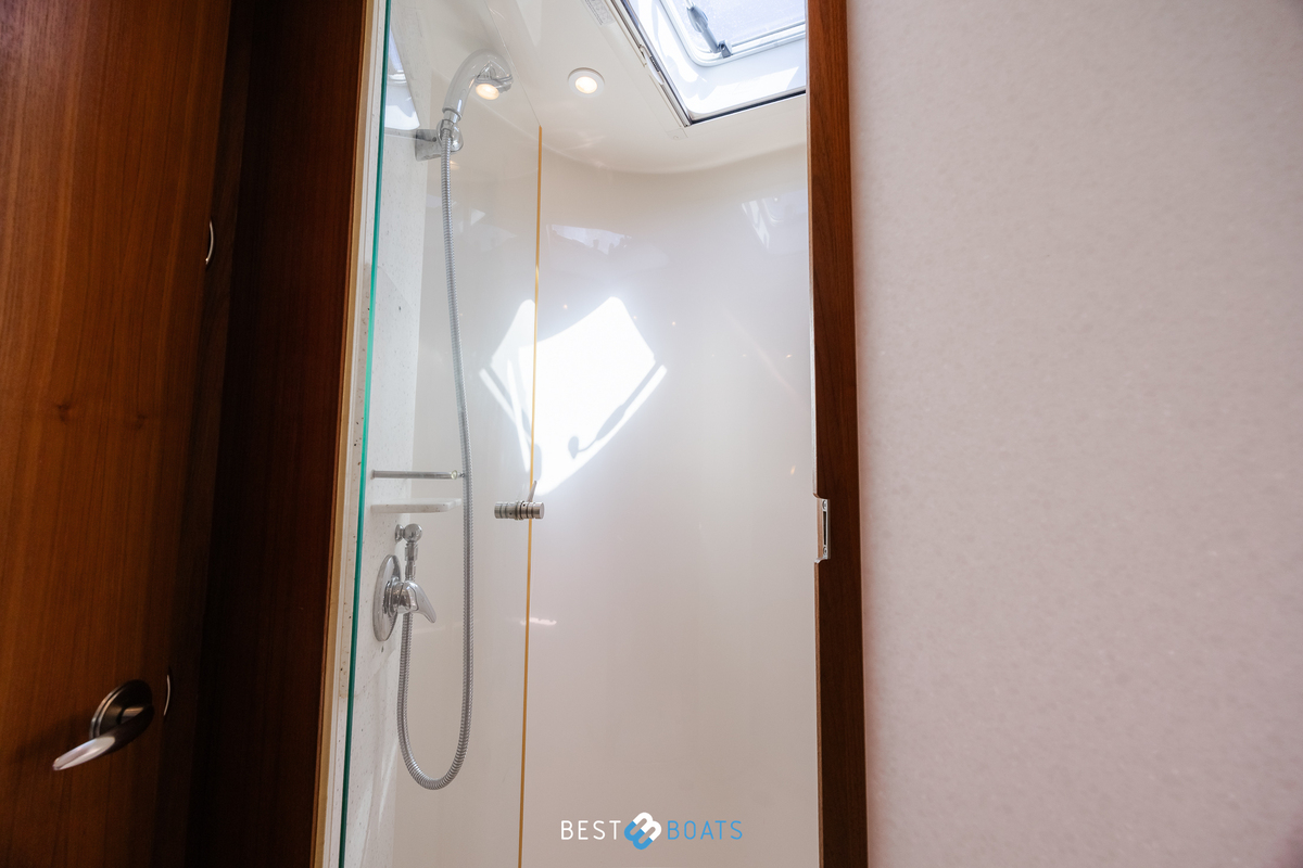 foto: 13 Tiara 4300 Sovran