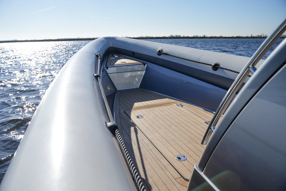 foto: 19 X-Craft R808