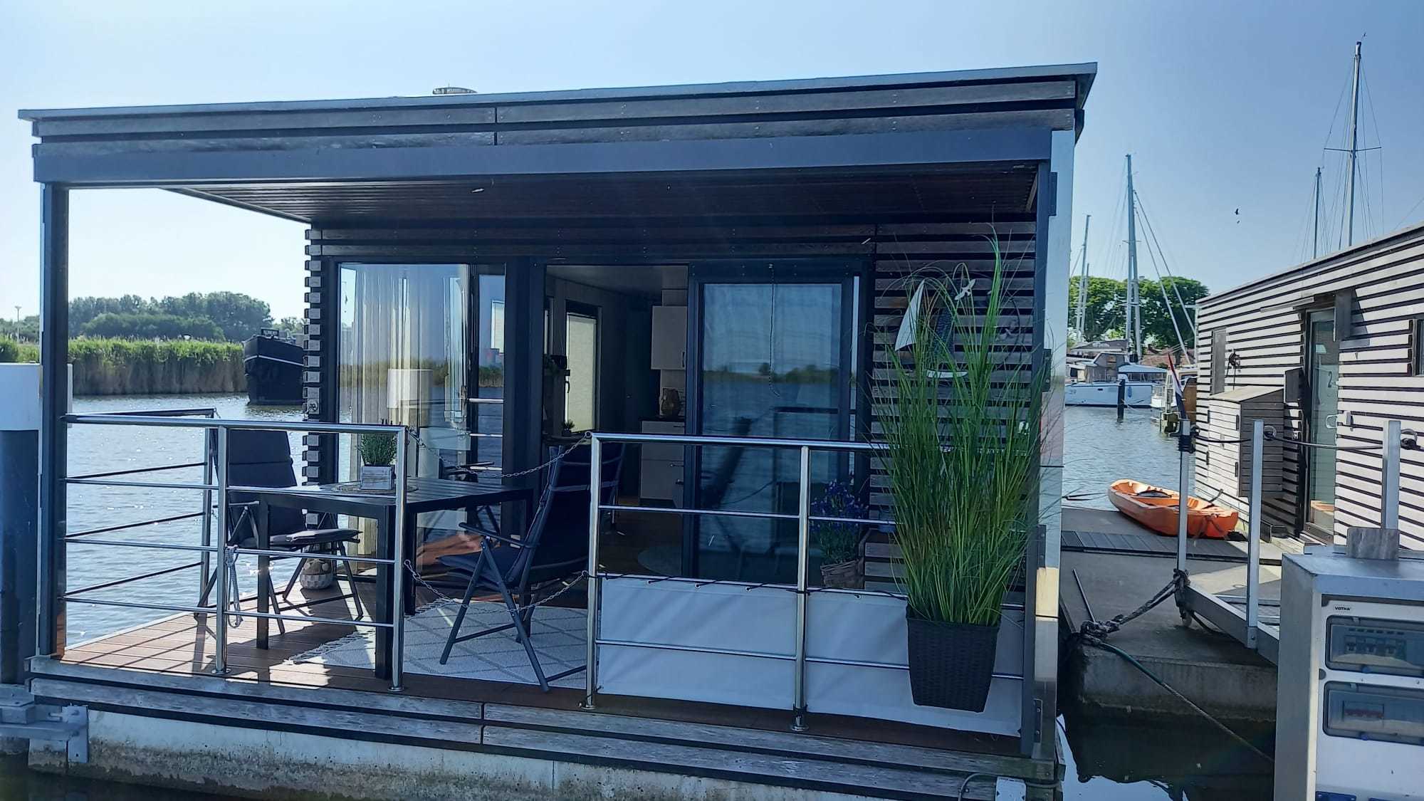 foto: 12 HT4 Houseboat Lelystad Ligplaats