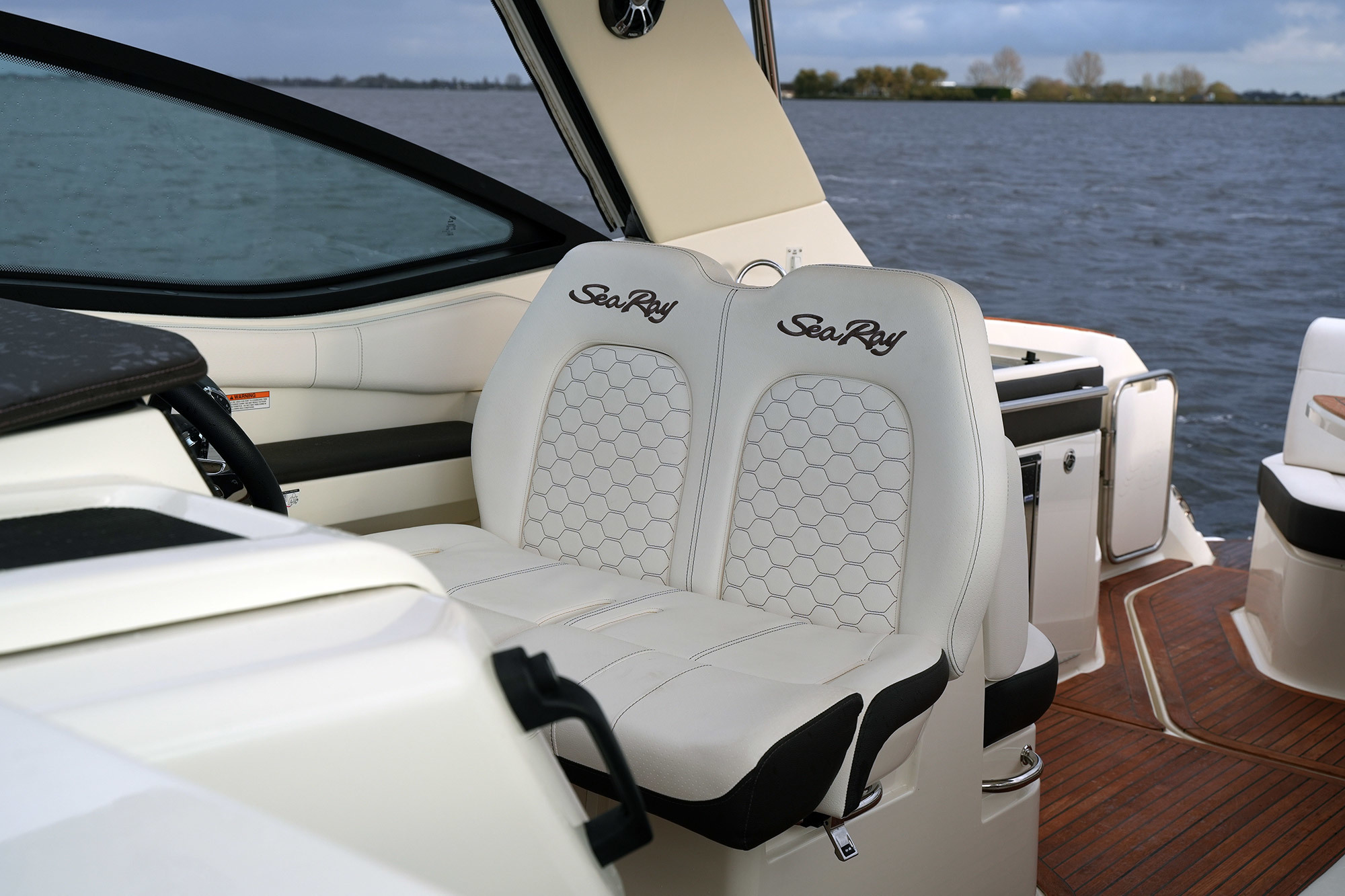 foto: 14 Sea Ray Sundancer 320