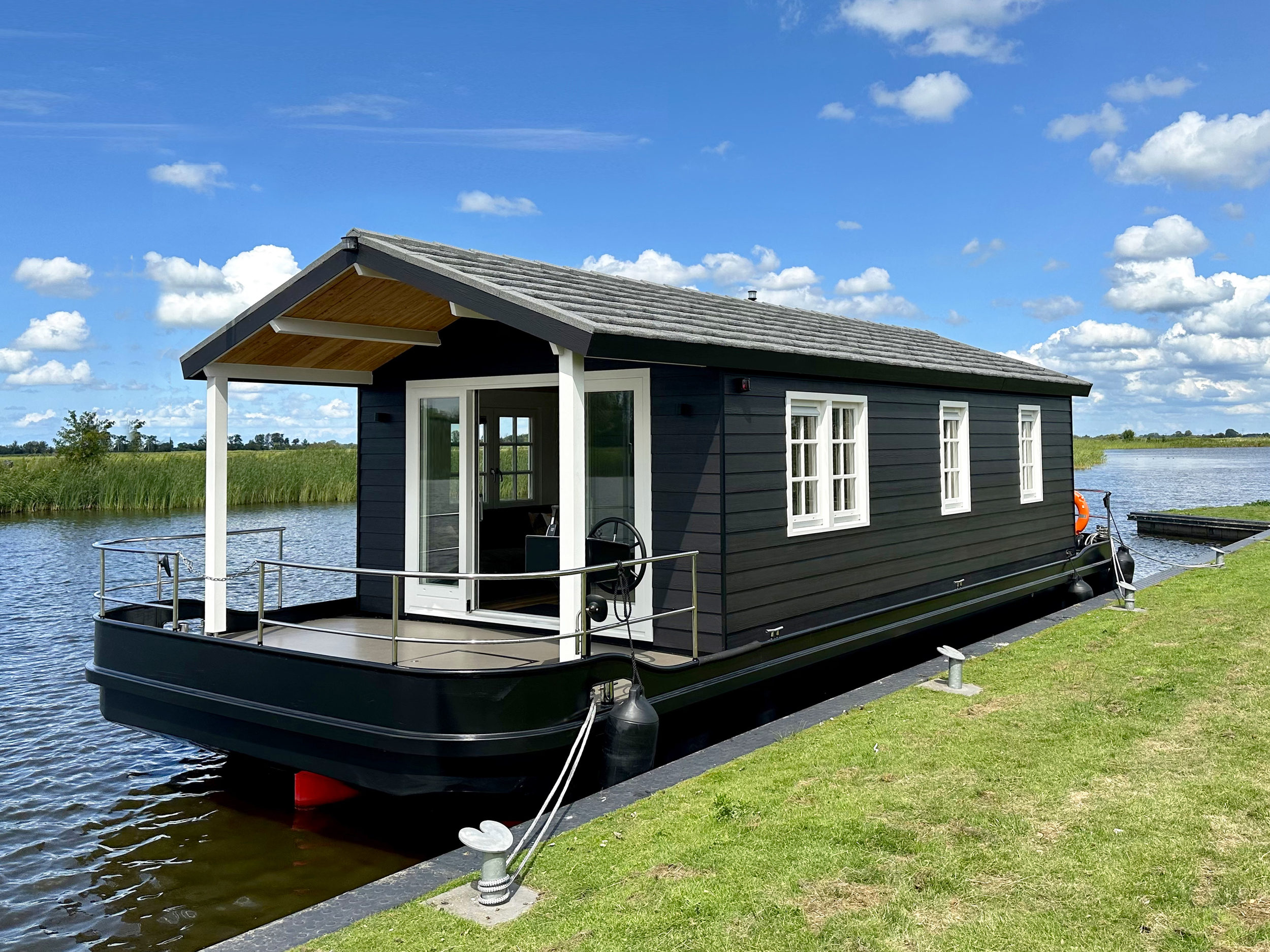 foto: 35 HOMESHIP VaarChalet 1250D Luxe Houseboat