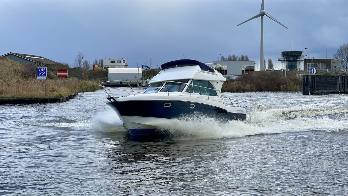 foto: 5 Beneteau Antares 980