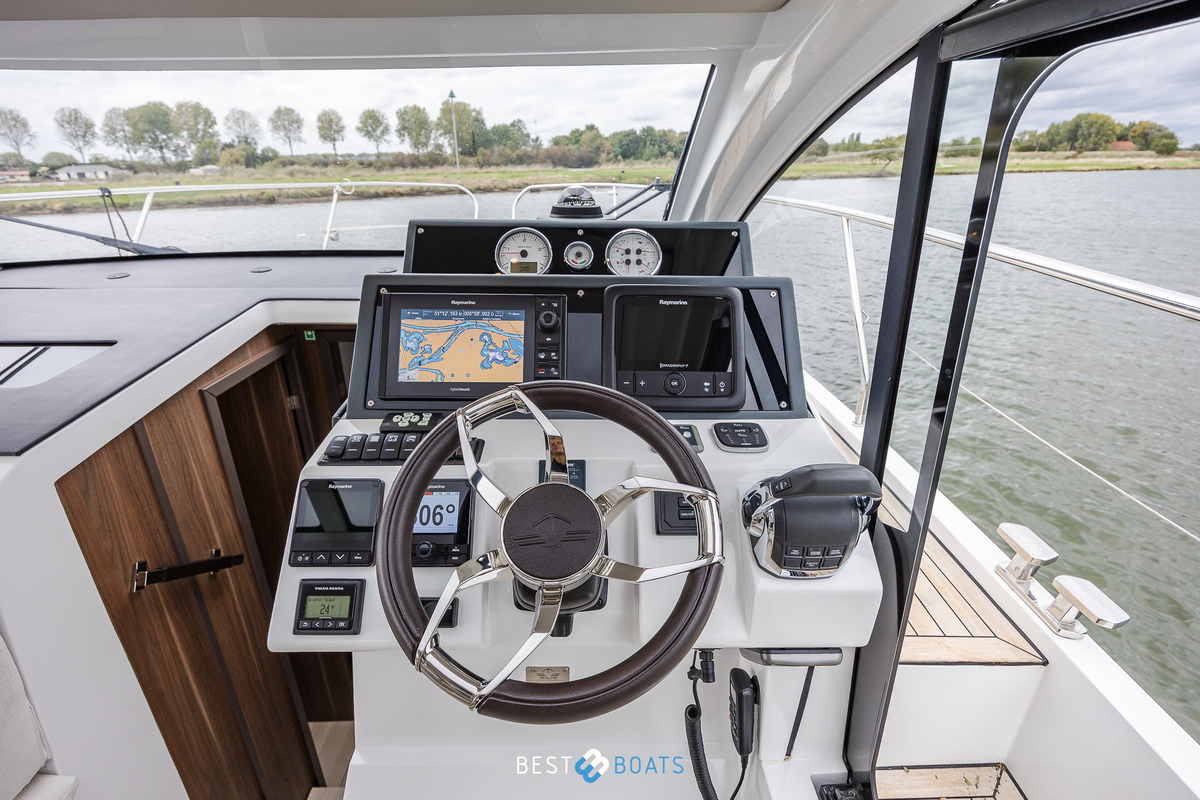 foto: 15 Sealine C330