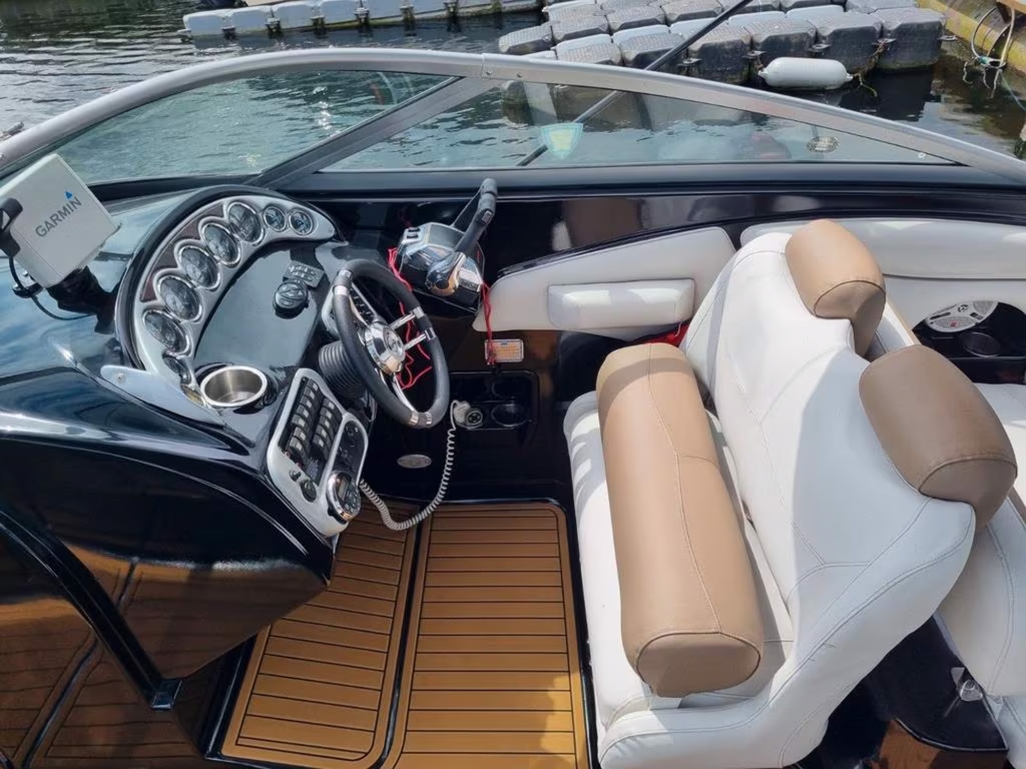 foto: 30 Crownline 320 bowrider black