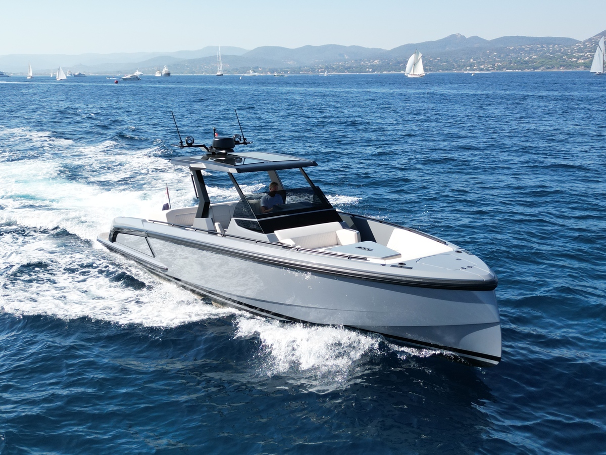 Vanquish  40 Sports Line