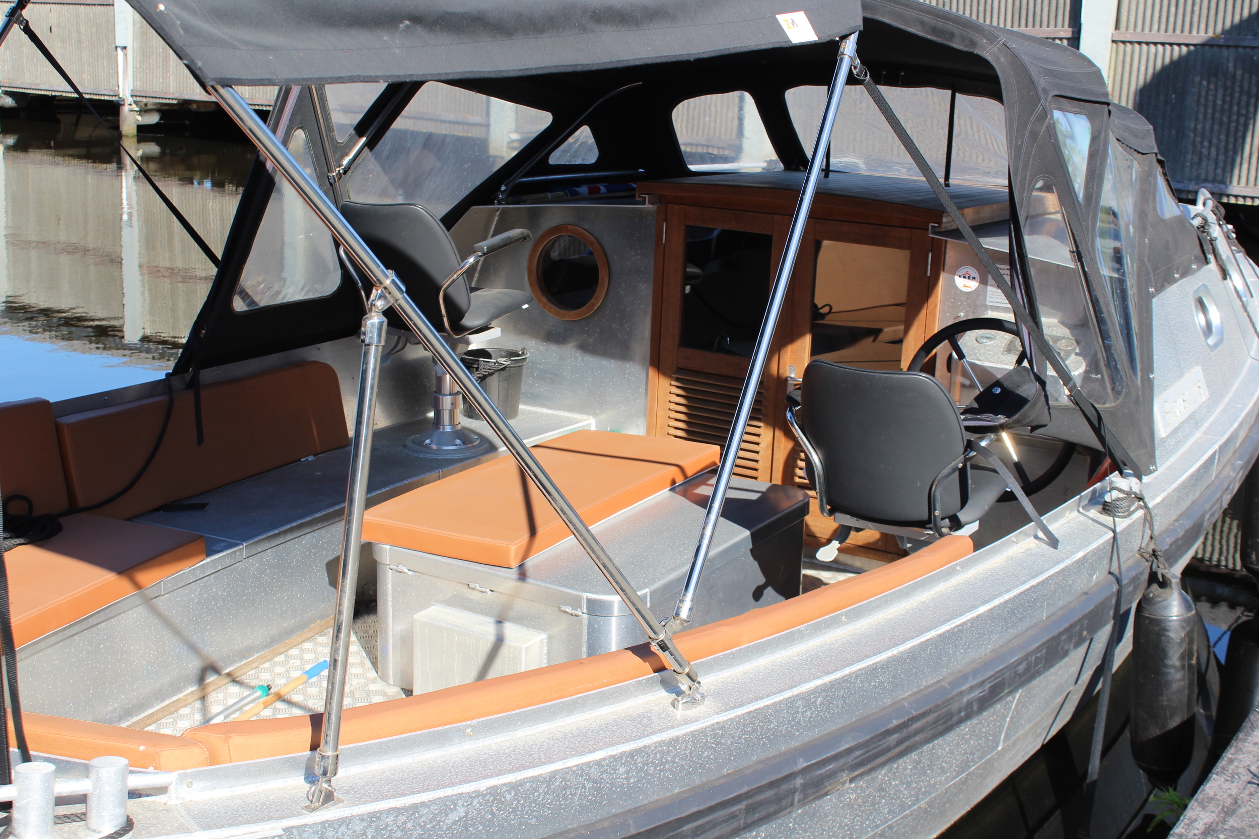foto: 11 Black Fish Cabin 850 XL