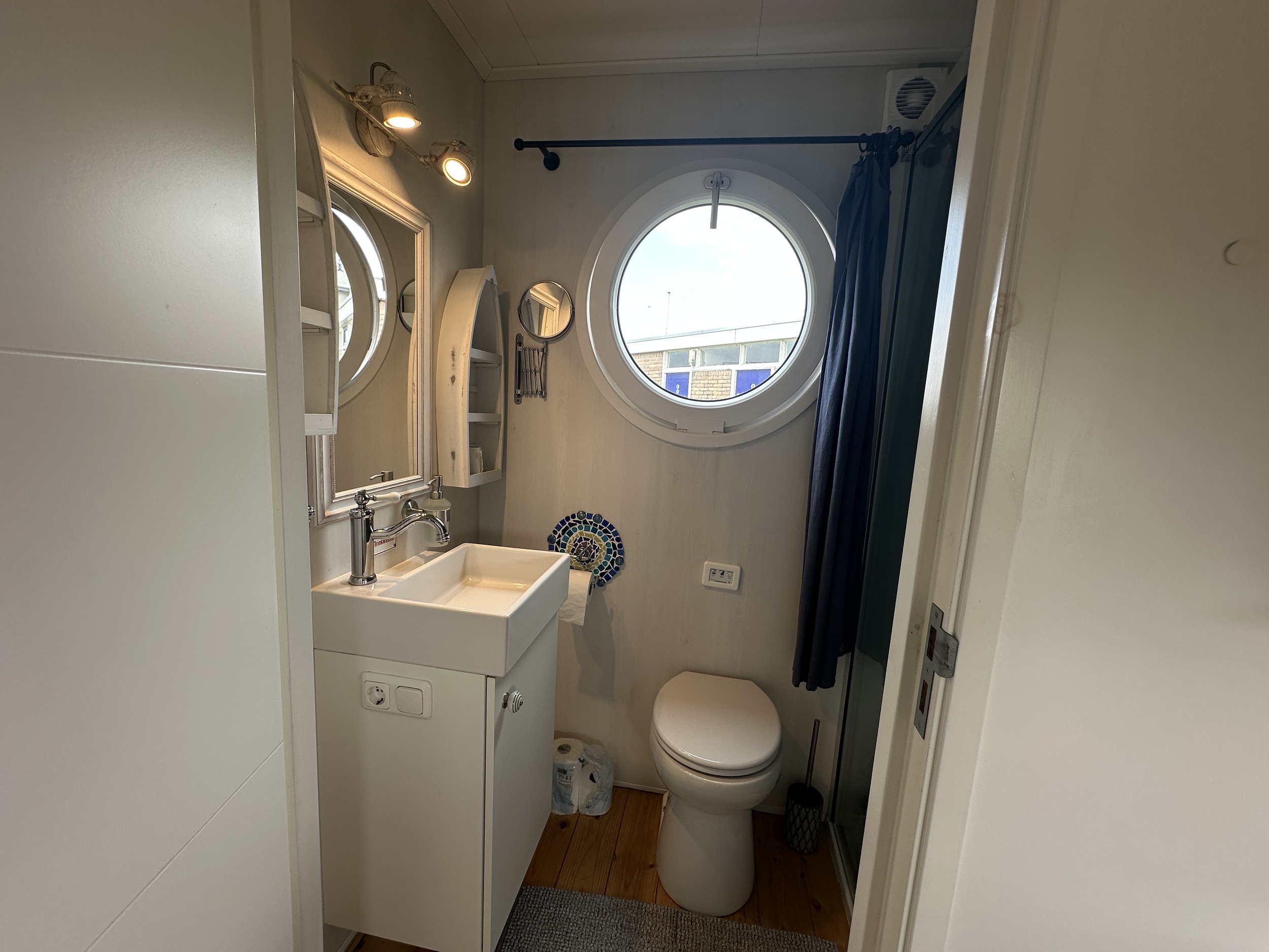 foto: 15 Lotus Houseboats 12 XT - Boven Besturing