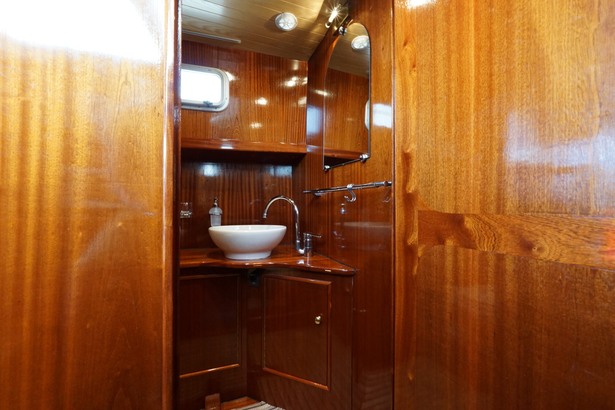 foto: 12 Crown yachts Crown Kruiser 10.90 ZLK Spiegeldeur