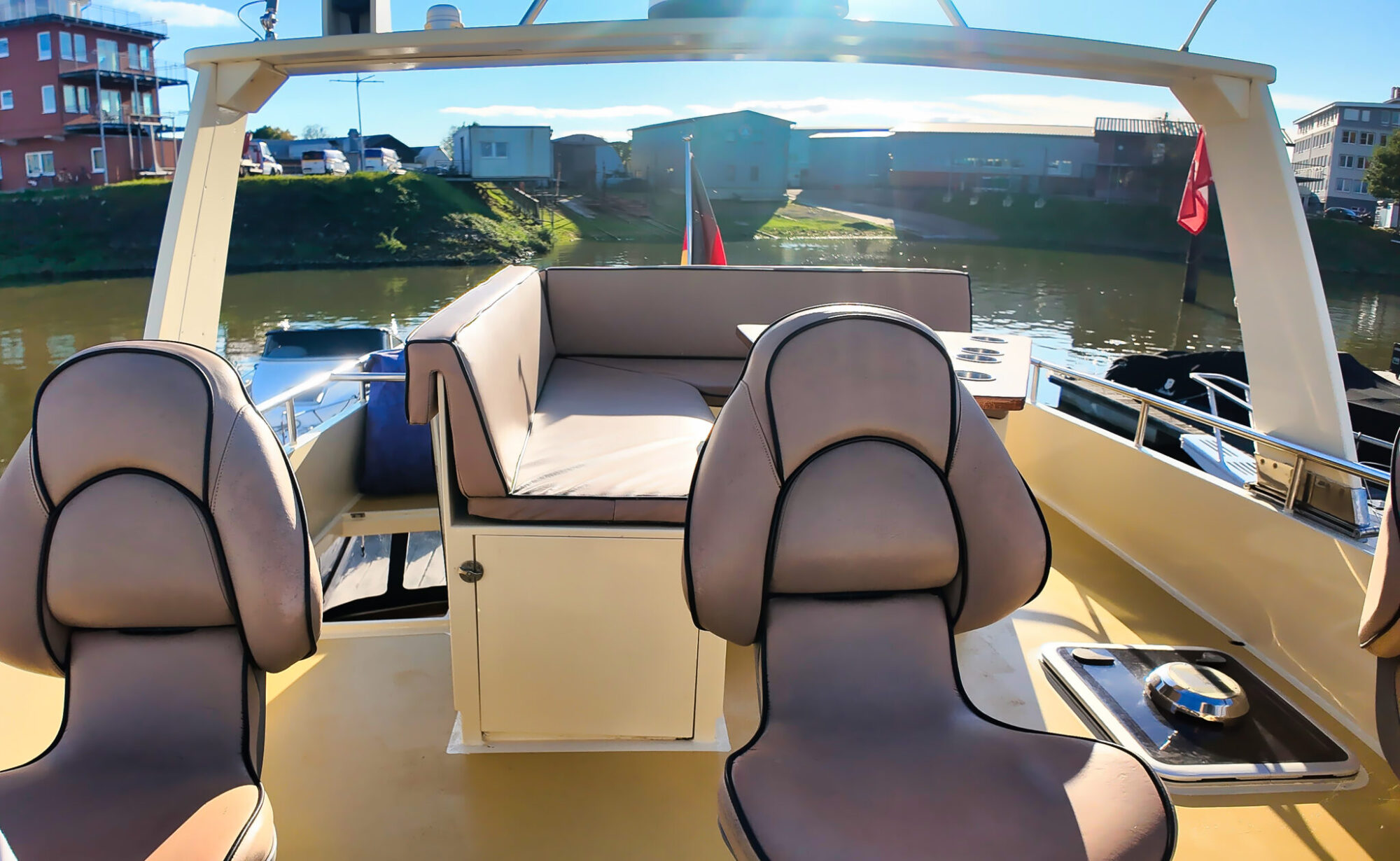 foto: 14 Bruce Roberts Bruce Roberts Euro 12.00 Flybridge