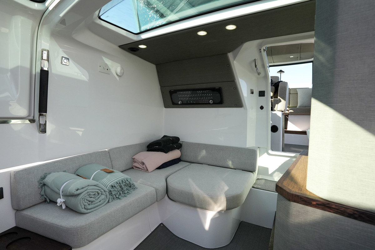 foto: 37 Axopar  37 XC Cross Cabin Mediterrana Edition