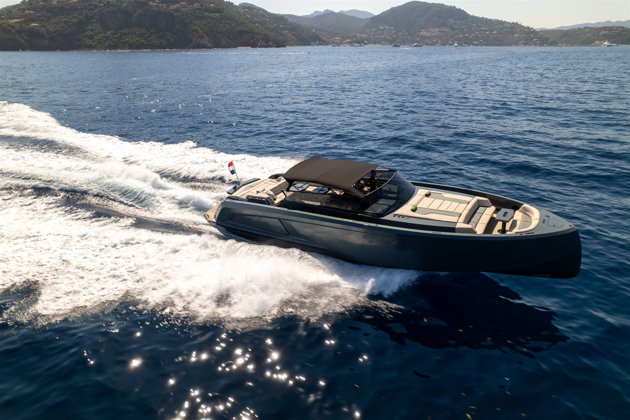 foto: 11 Vanquish Yachts VQ 54