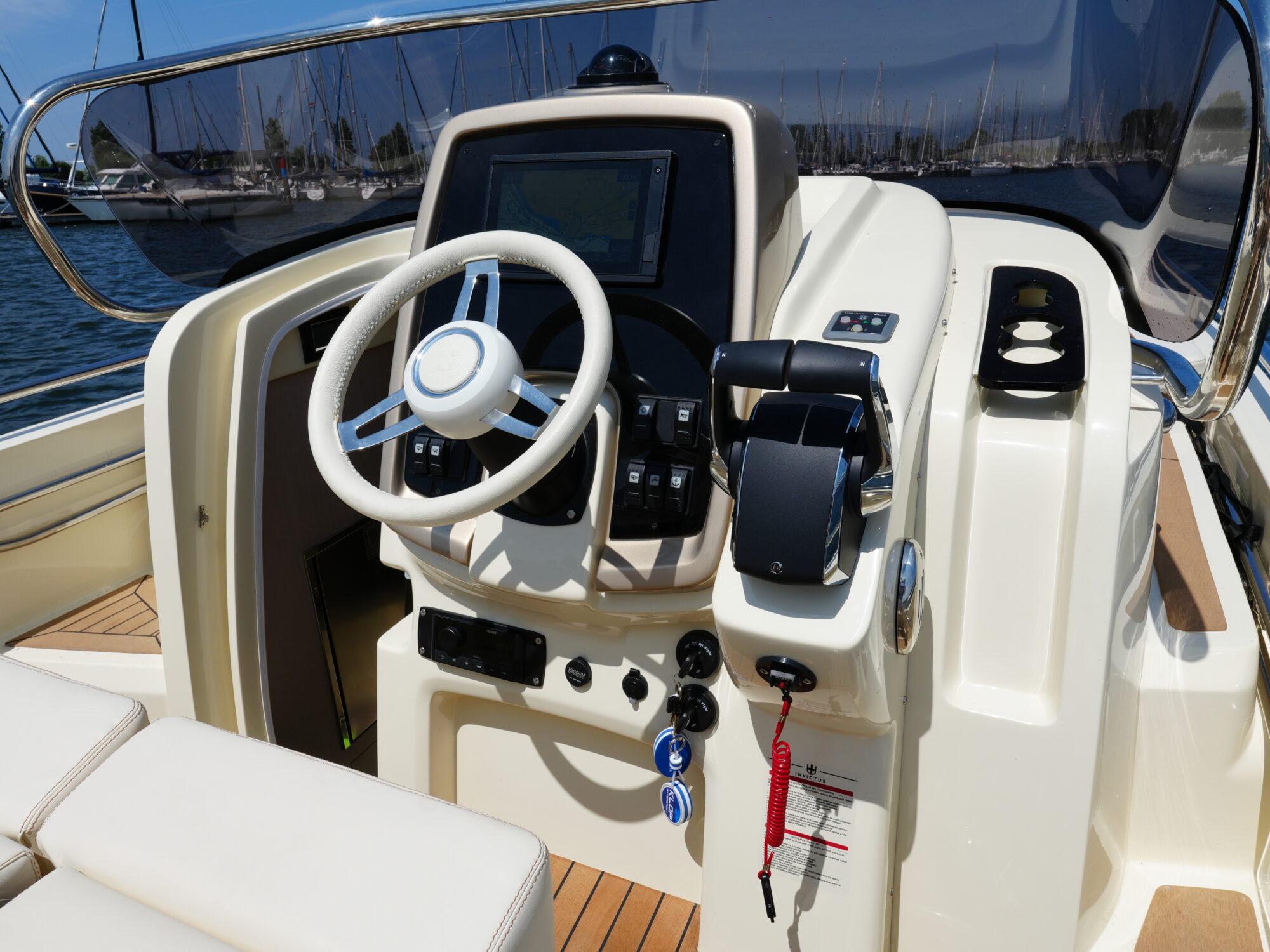 foto: 13 Invictus Invictus 270 CX