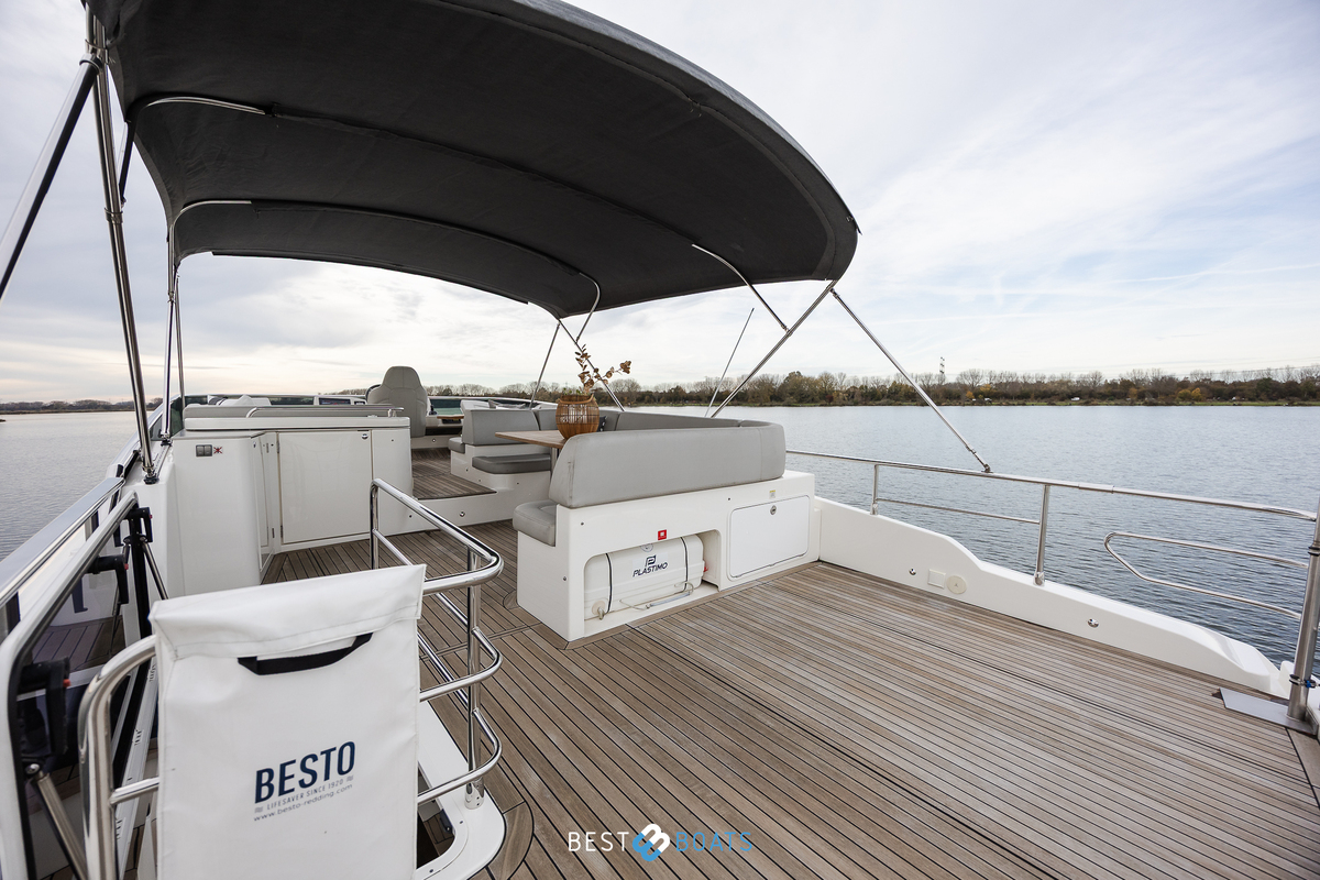 foto: 33 Absolute  Navetta 52