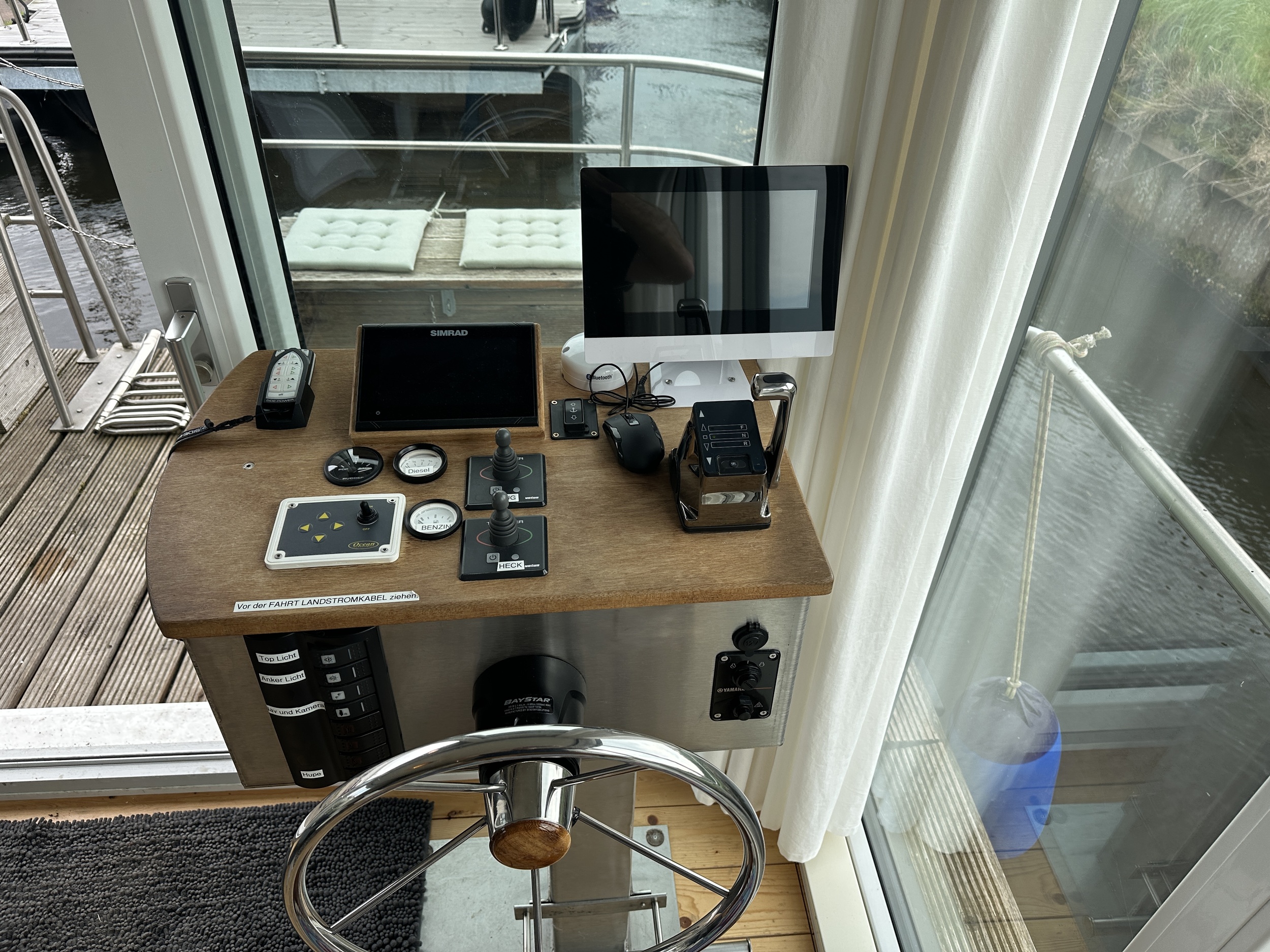 foto: 16 Lotus Houseboats 12 XT - Boven Besturing