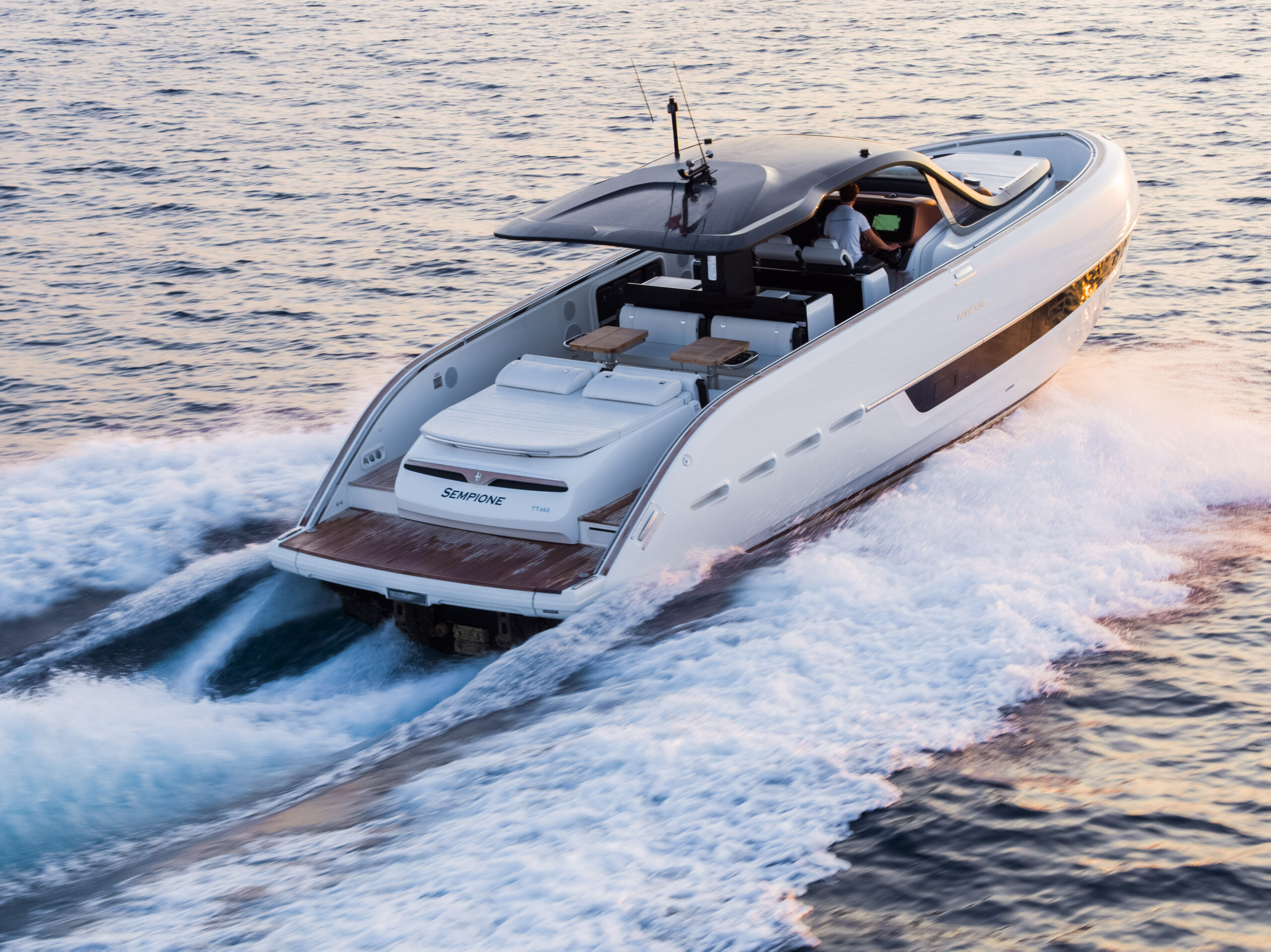 foto: 22 Invictus TT460