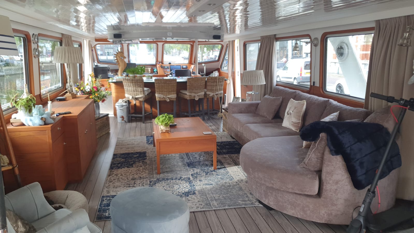 foto: 17 Jacabo 2300 (Varend woonschip)