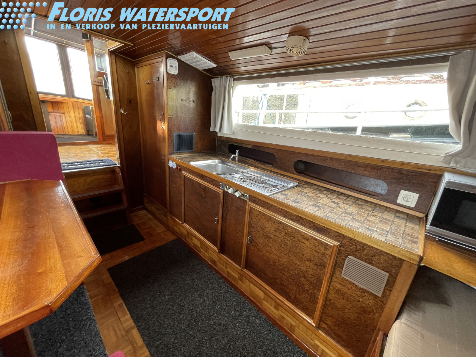 foto: 13 Crownkruiser  935 OK