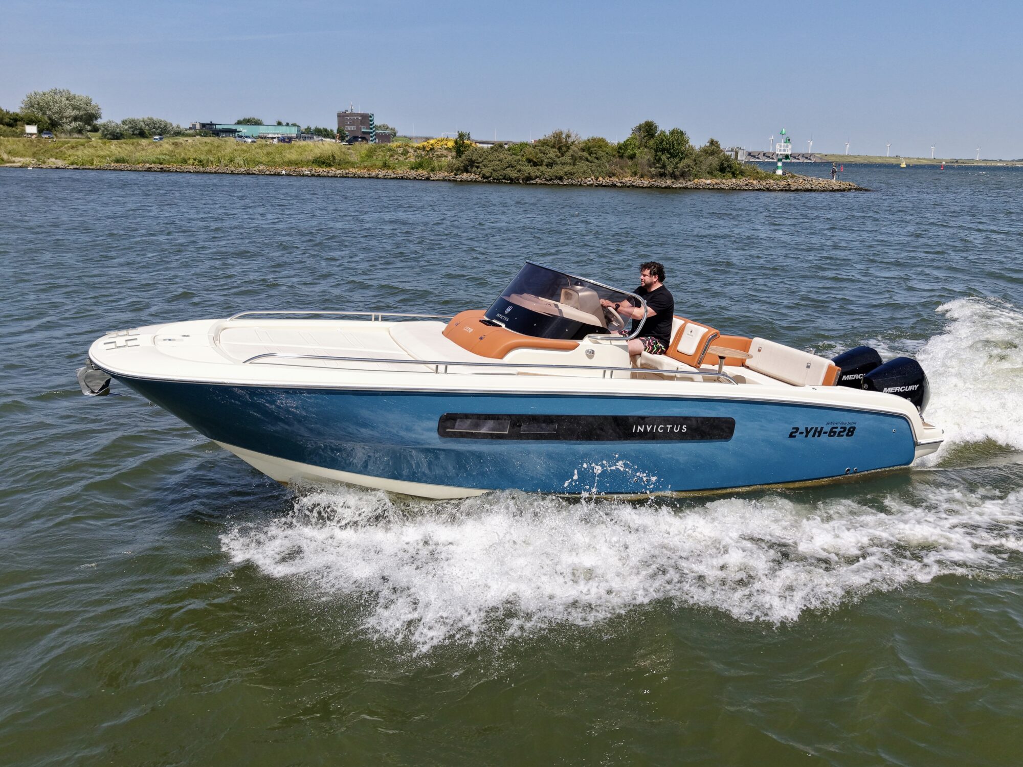 foto: 27 Invictus Invictus 270 CX