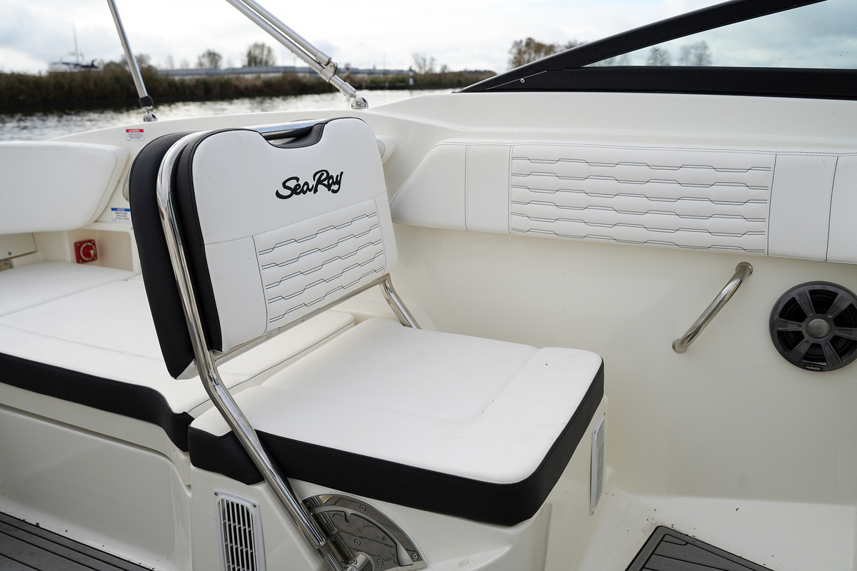 foto: 11 Sea Ray SPX 210 Outboard