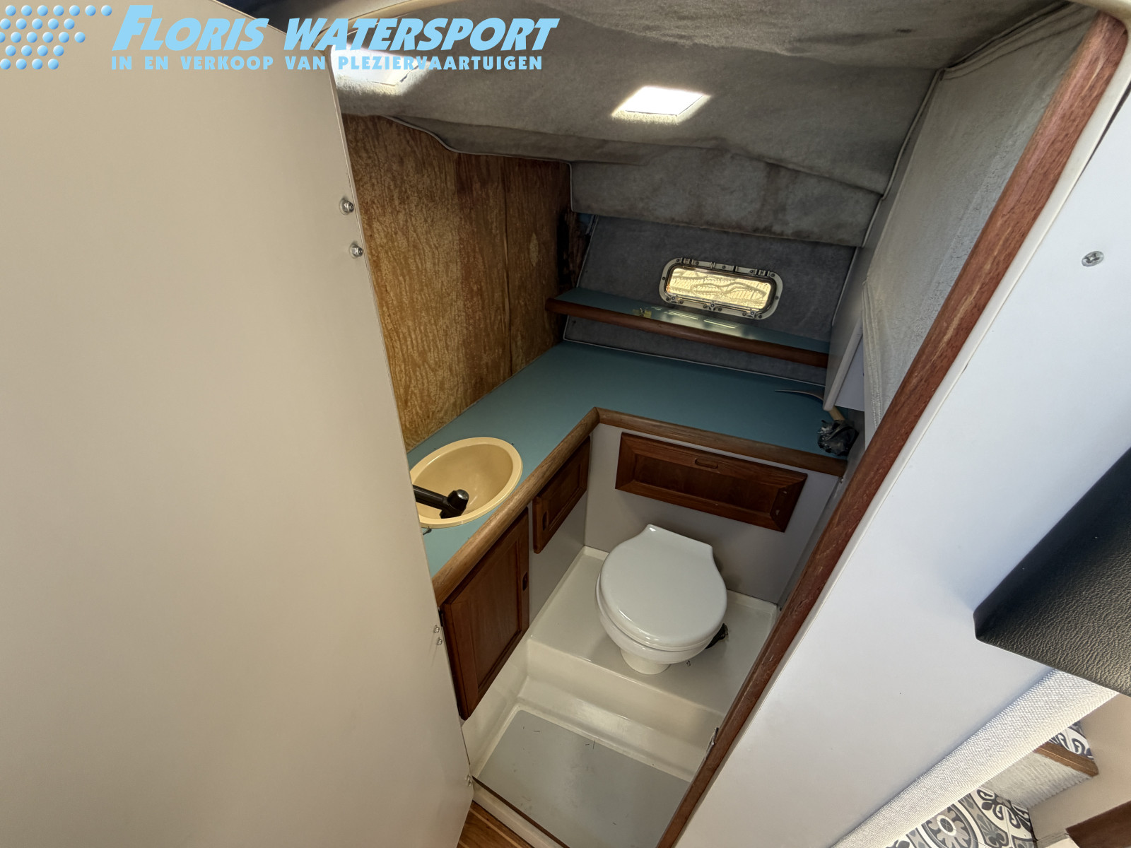 foto: 8 Bayliner 2858 Fly