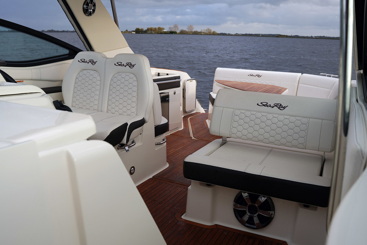 foto: 12 Sea Ray Sundancer 320