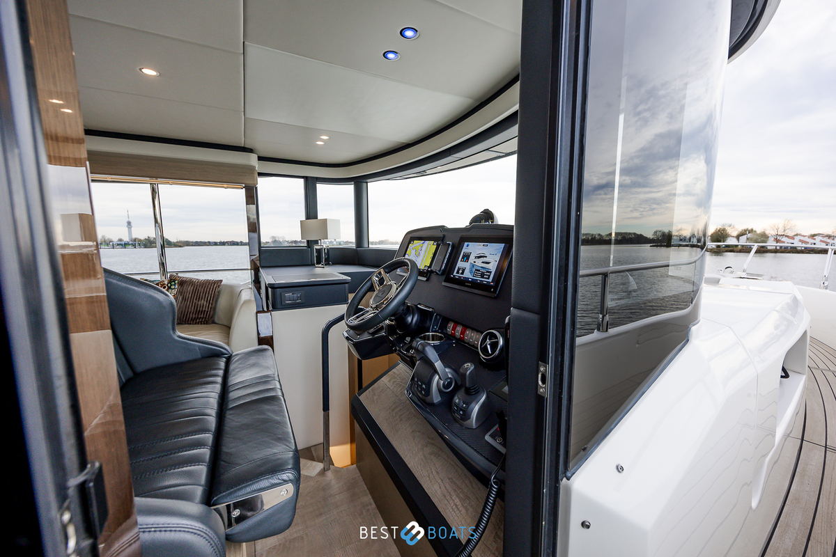 foto: 34 Absolute  Navetta 52
