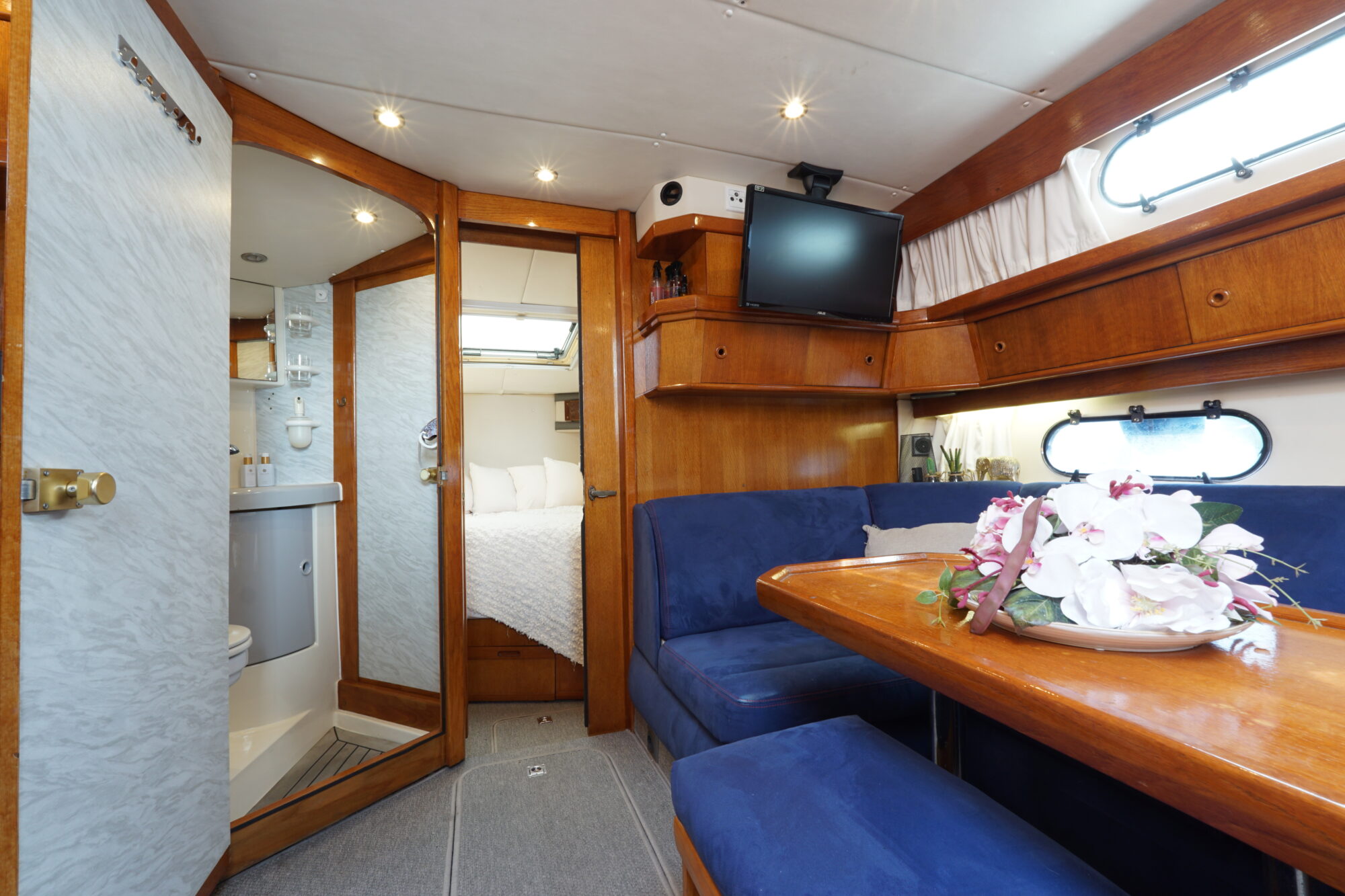 foto: 21 Sealine Sealine 328 Sport Bridge