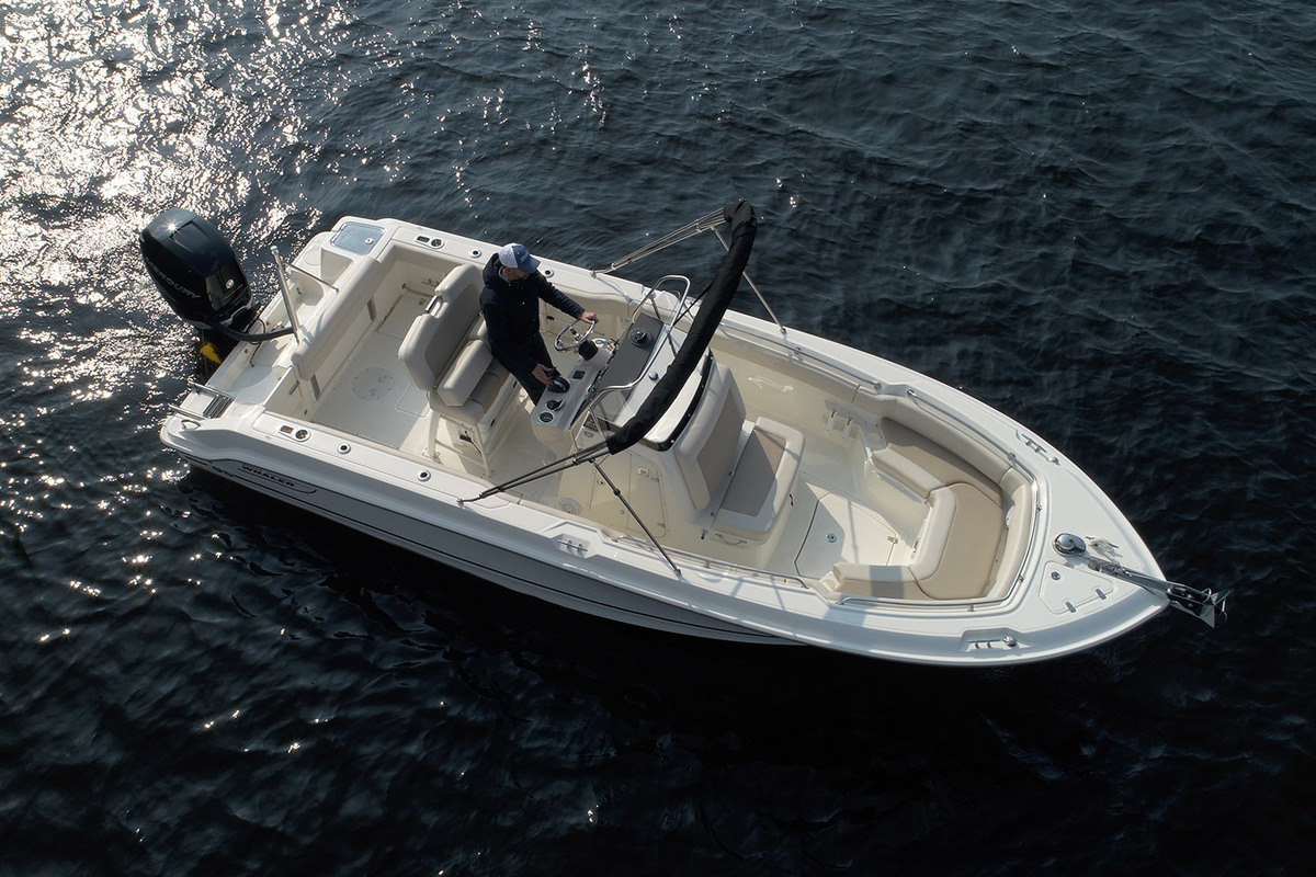 foto: 6 Boston Whaler 230 Outrage