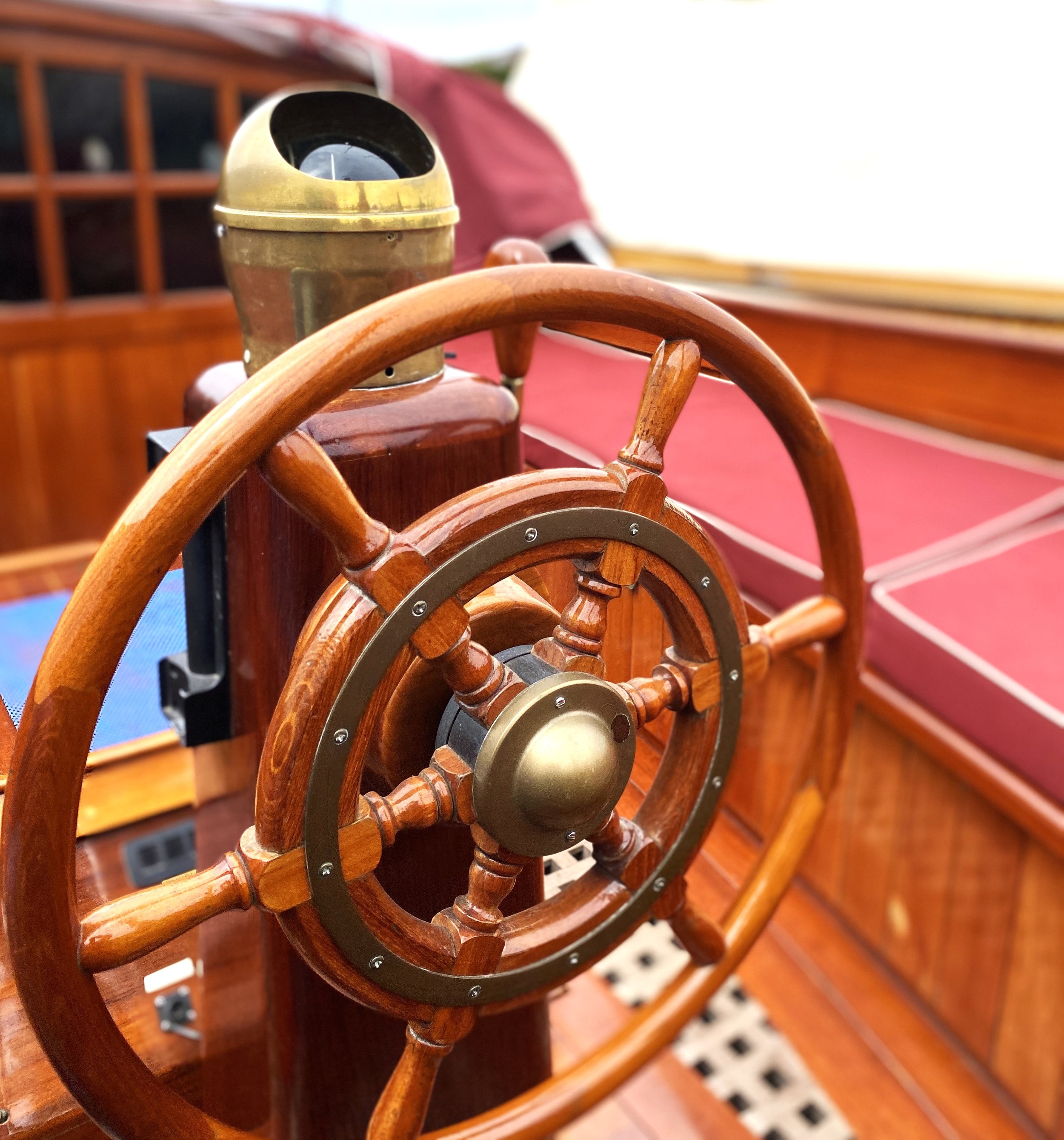 foto: 8 Scherpel Kajuitsloep Teak/ Mahonie