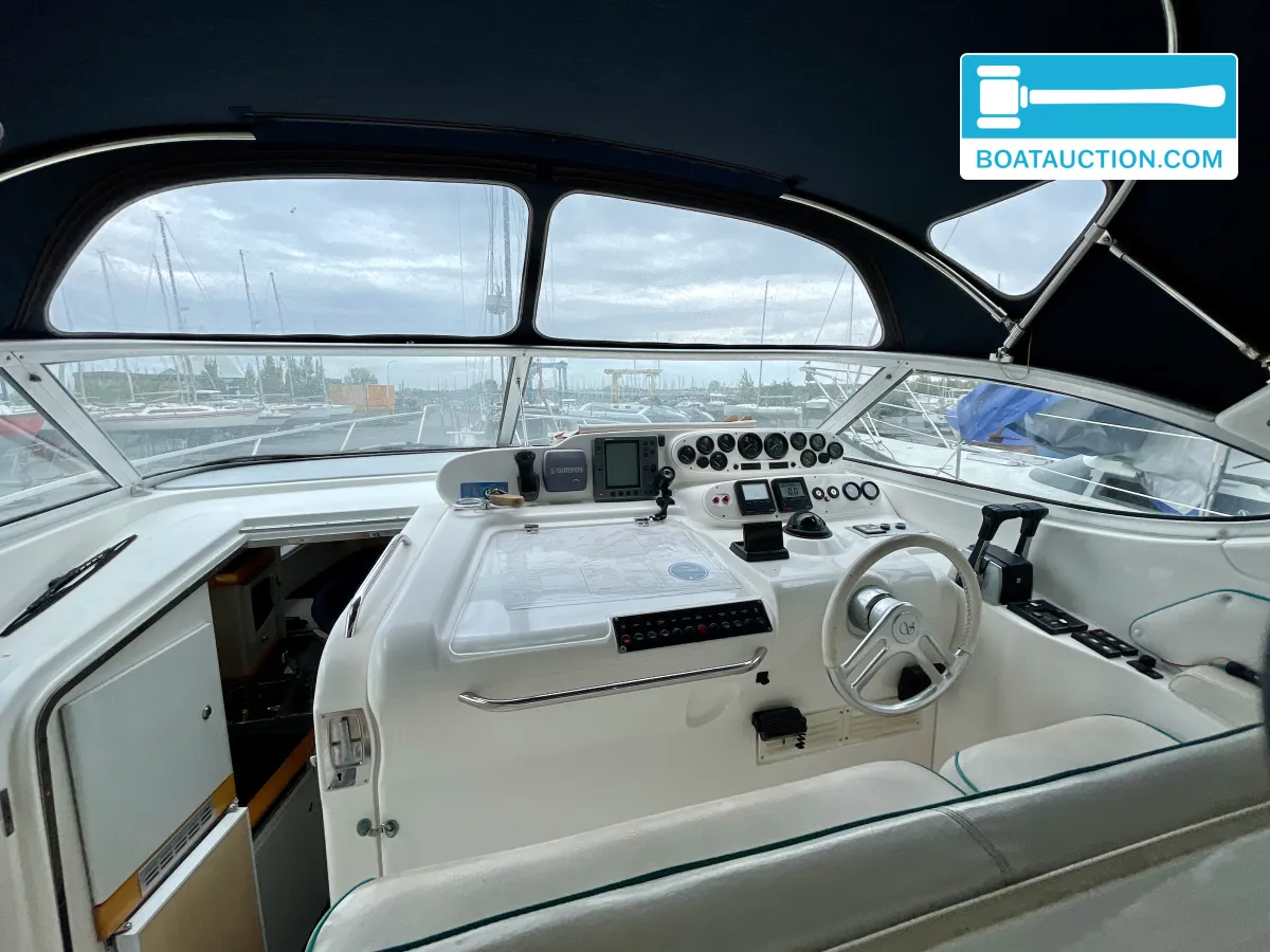 foto: 26 Sealine 310 Sportbridge