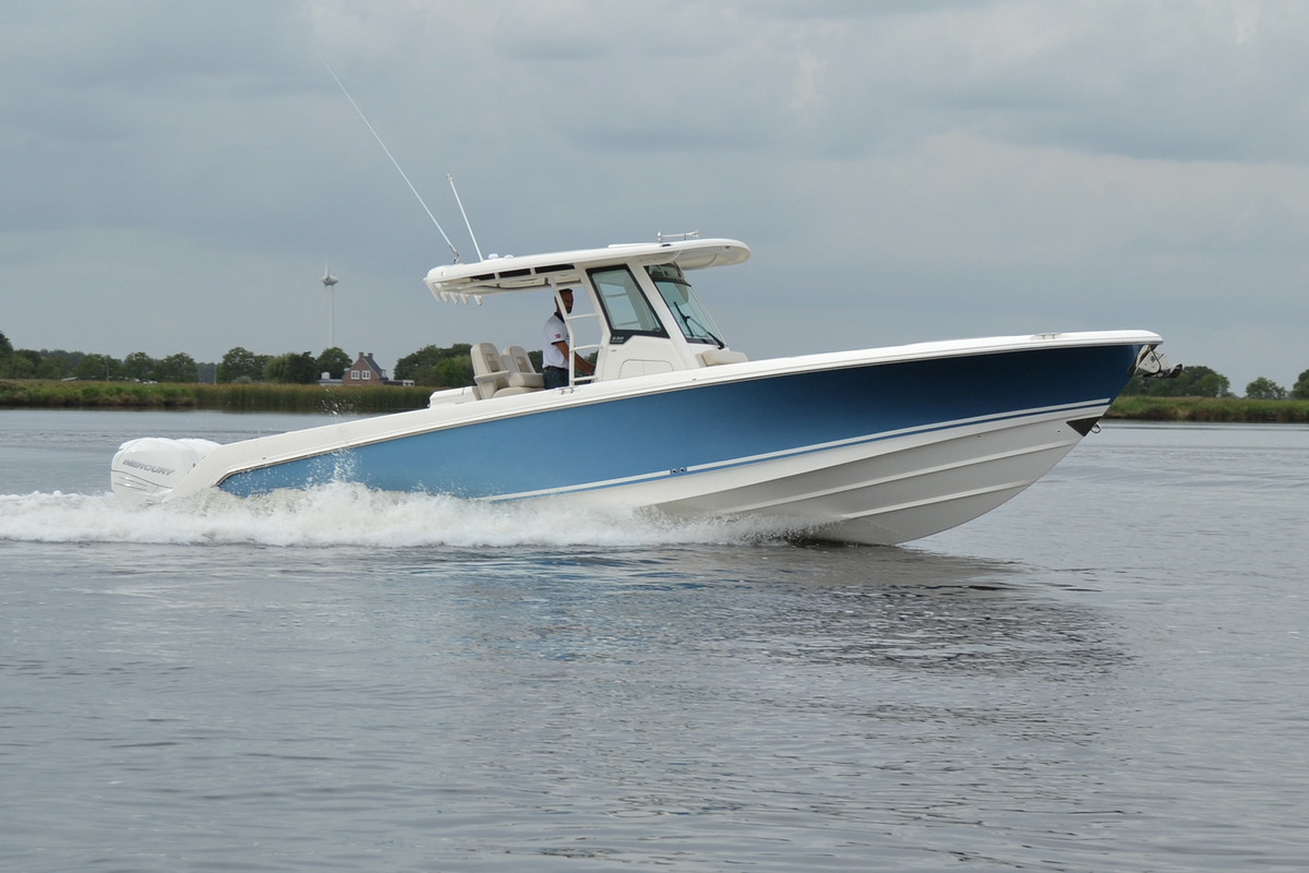 foto: 4 Boston Whaler 330 Outrage