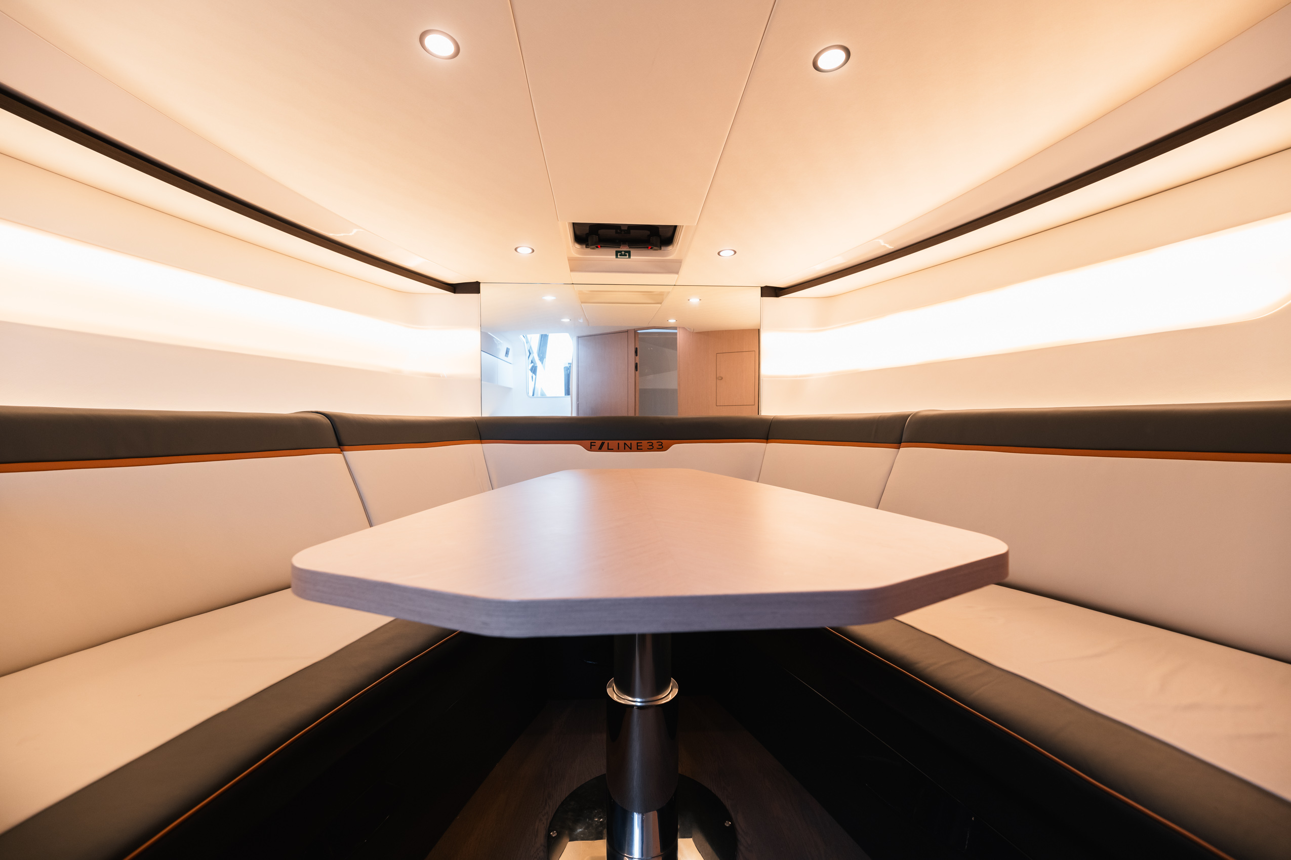 foto: 15 Fairline F Line 33