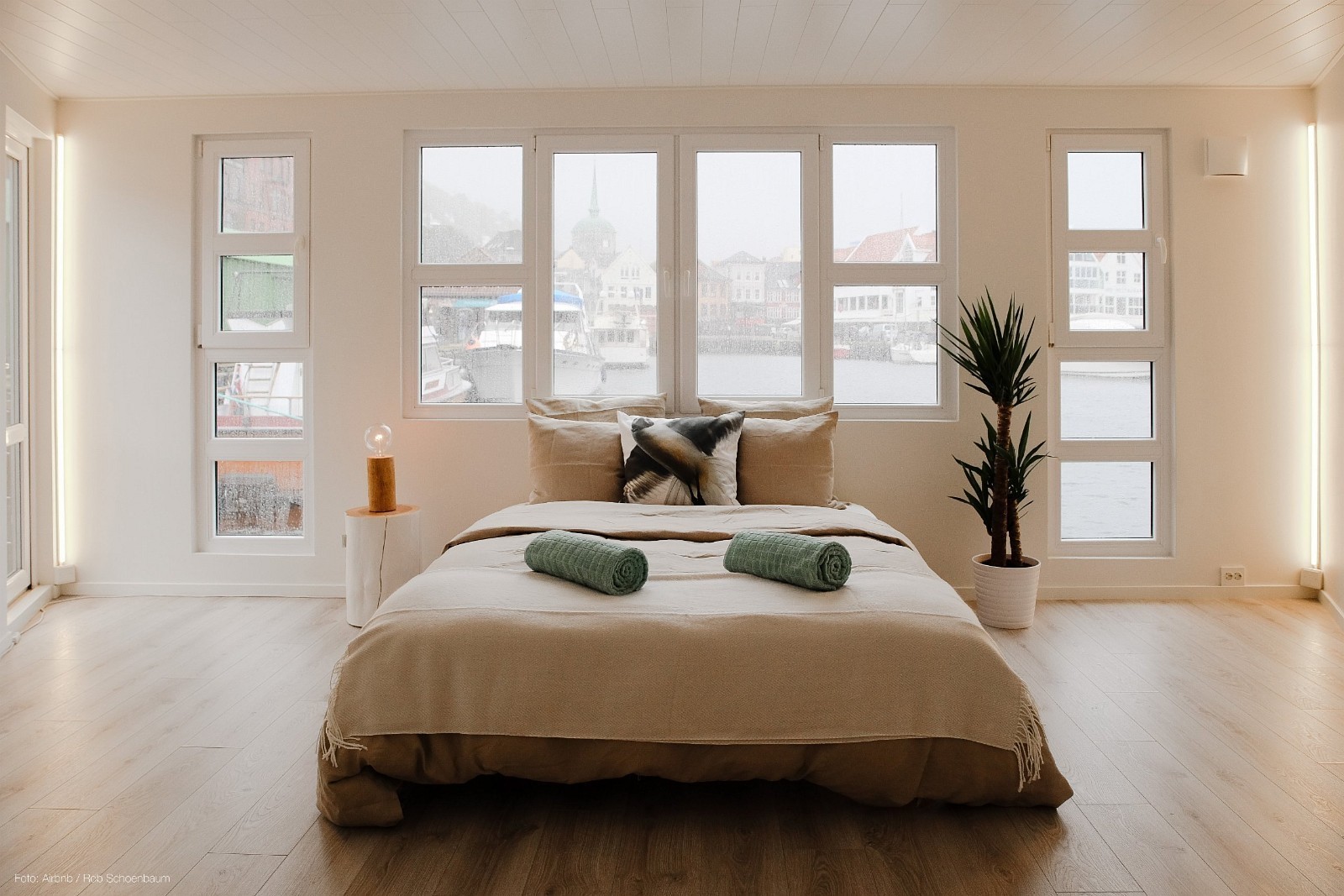 foto: 5 Grey Floating House Houseboat